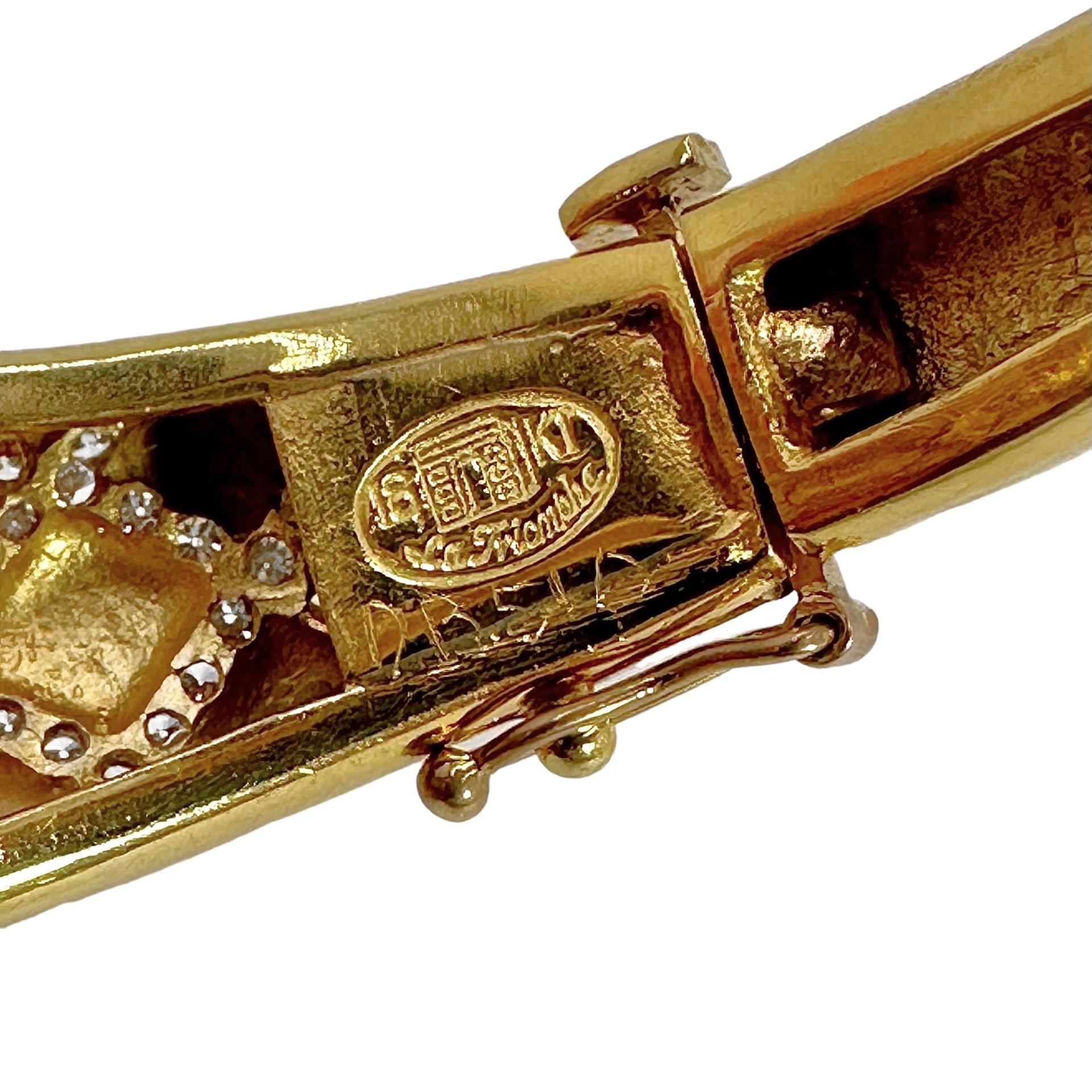 Le Triomphe Bracelet en or jaune 18K et diamants à motif matelassé en vente 3