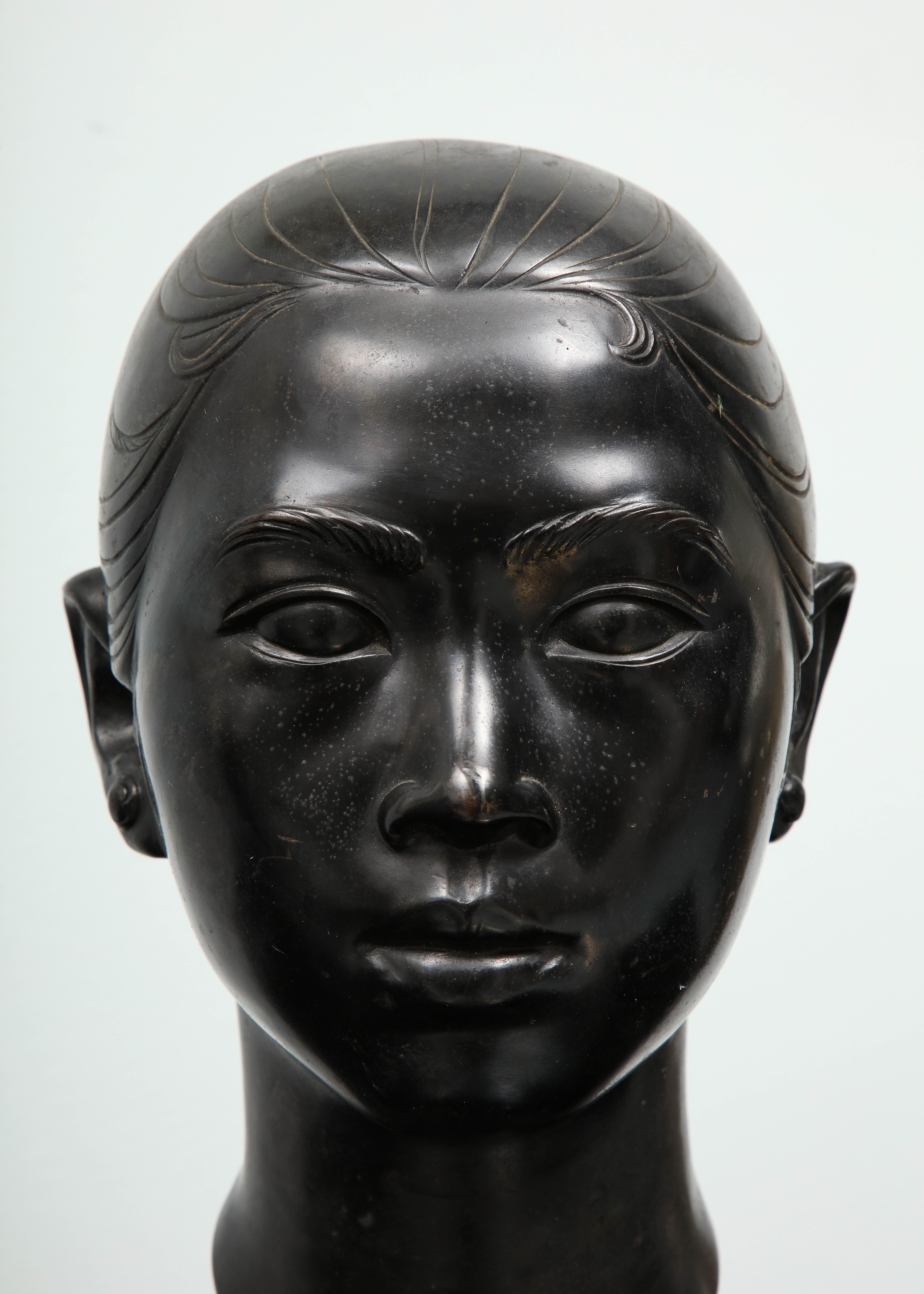 Bronzestatue einer jungen vietnamesischen Frau von Van Mau im Angebot 4