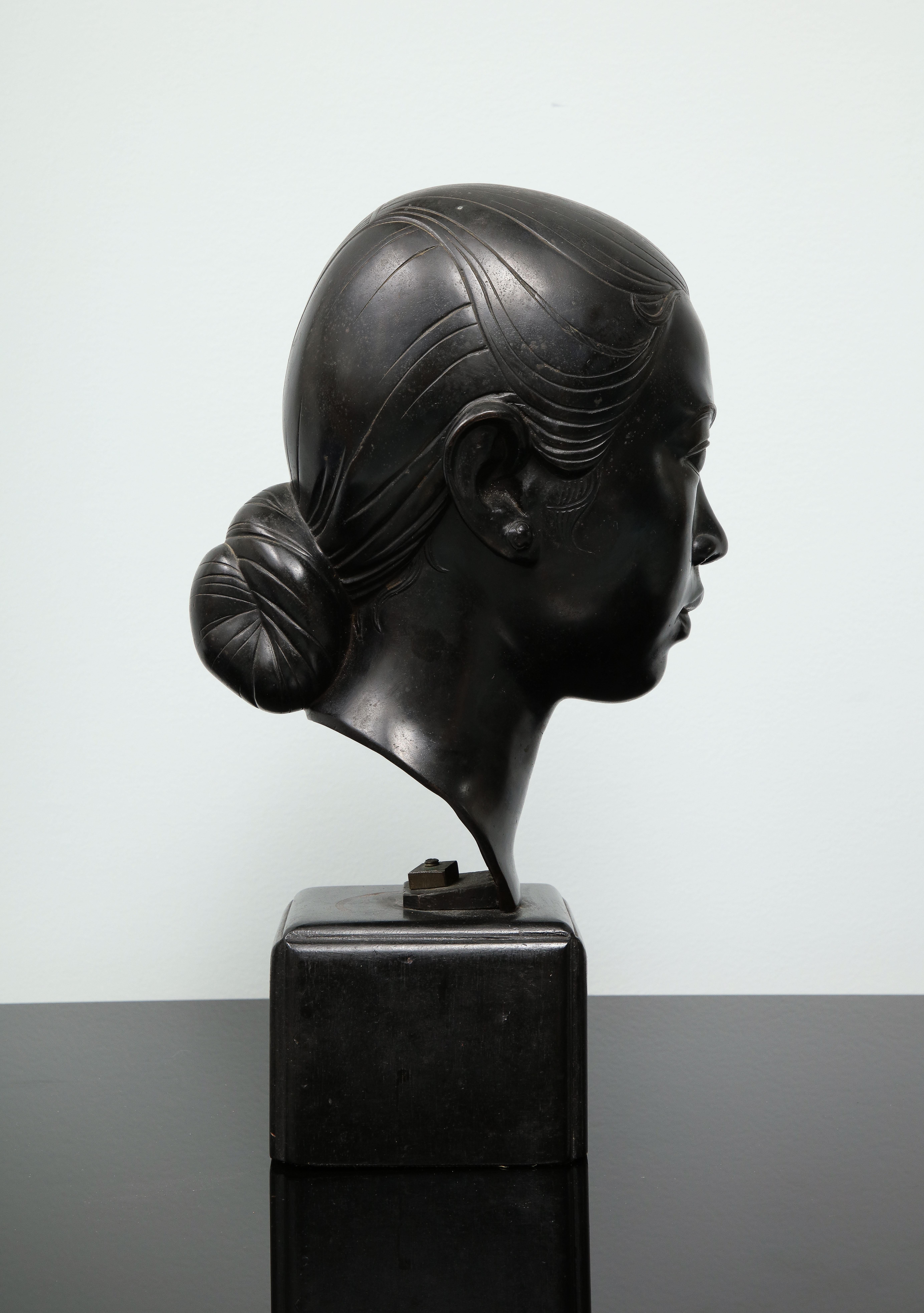 Le Van Mau (1917-2003) war ein vietnamesischer Bildhauer. Es handelt sich um eine schwarz patinierte Bronze auf dem originalen hölzernen Würfelsockel. Es ist auf der Rückseite des Halses in chinesischen Schriftzeichen signiert. Es stammt aus den