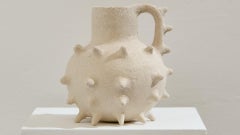 Le Vase Pique Beige Sandsteinvase von Lou Thomas