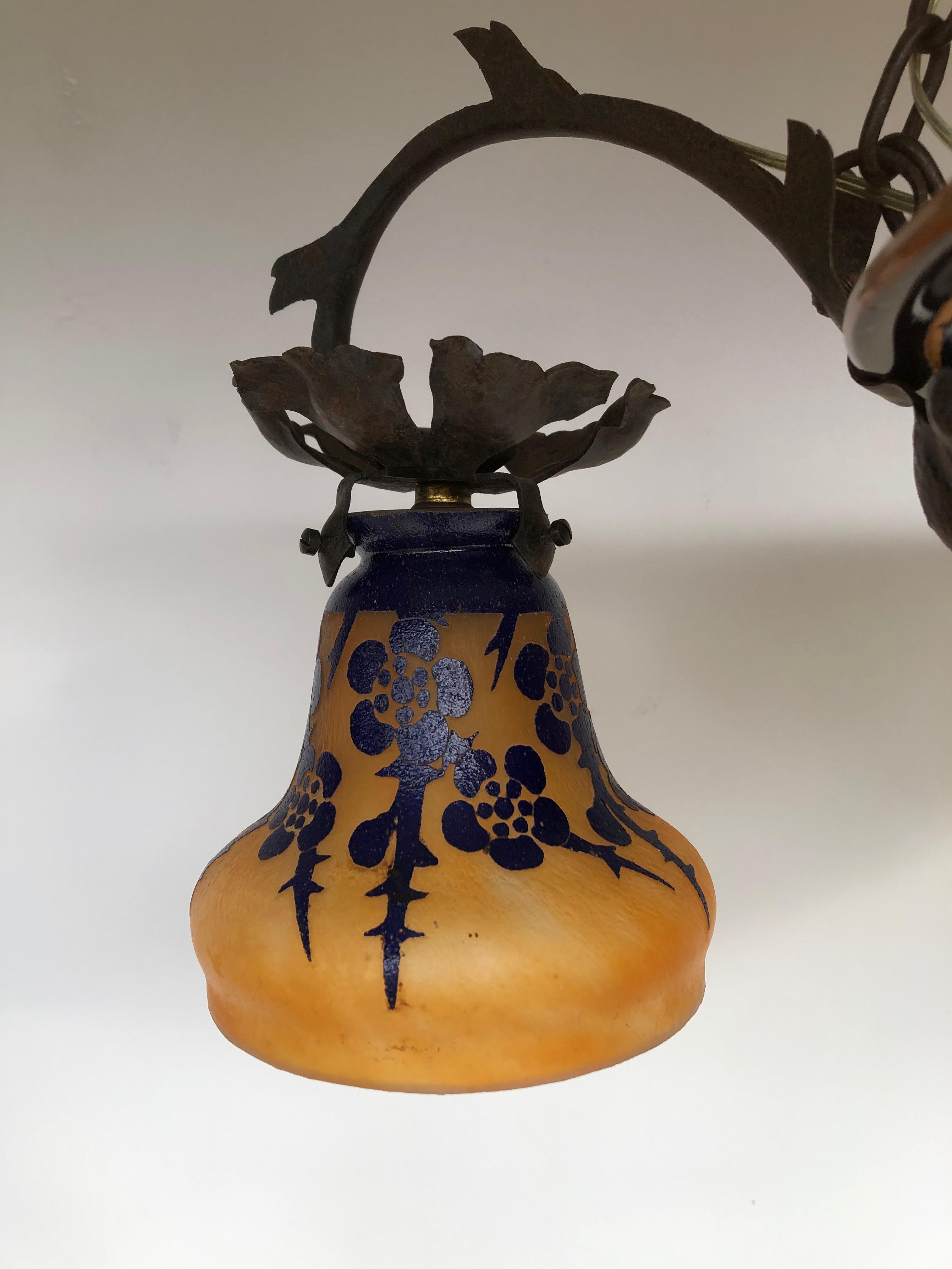 Araña circa 1920 copa y 3 tulipanes en vidrio espolvoreado naranja y azul emanando con la firma ácida al berlingot 1918 -1922.
 Pequeña restauración en uno de los tulipanes, ver en la tercera foto. 
Araña con 6 luces led y