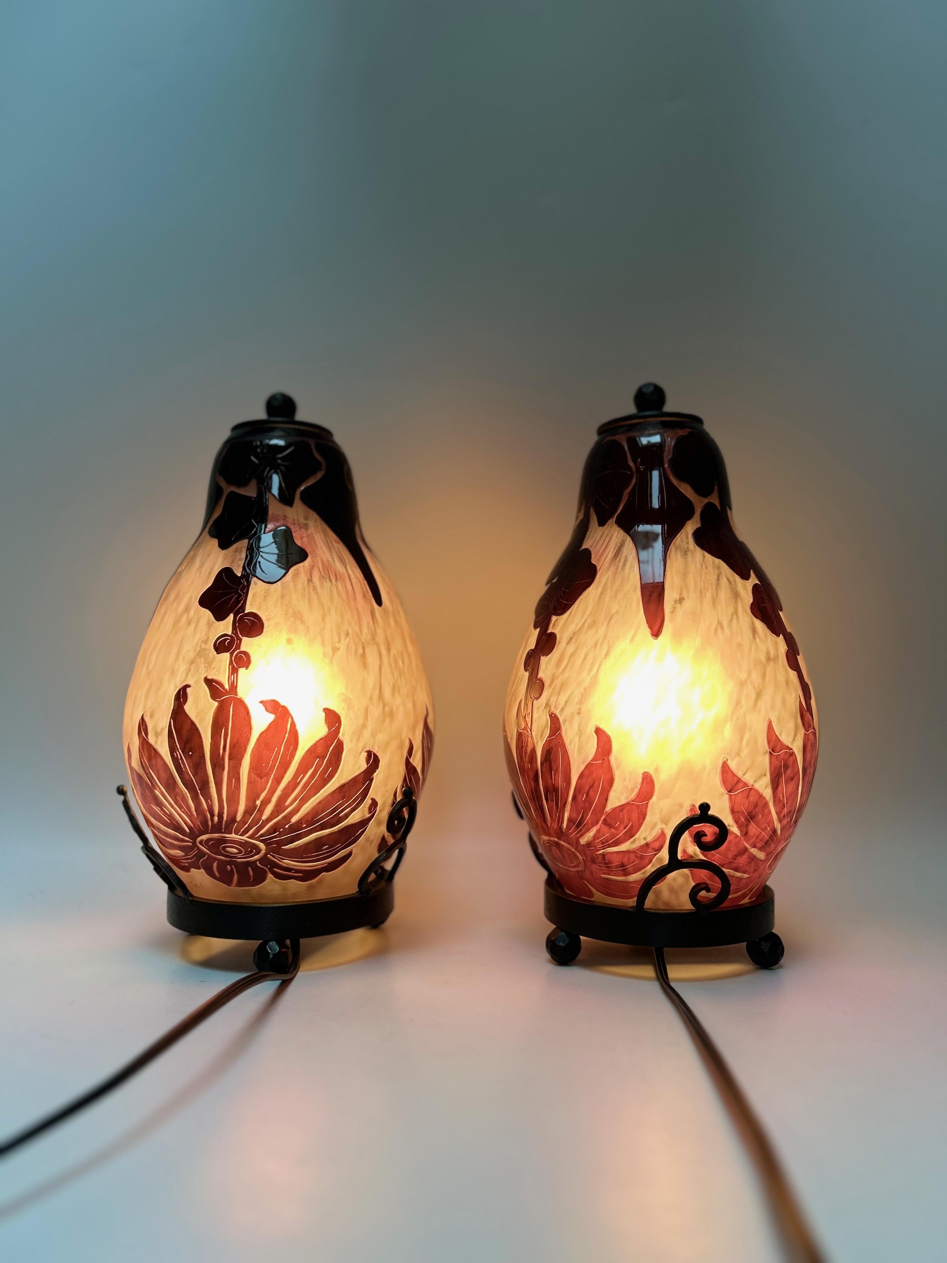 Gran lámpara de noche Art Decó de hacia 1925, firmada Le Verre Français, diseño de dalia.
Base de hierro forjado.
Hay una segunda disponible, así que es posible hacer un par.
Eléctrico, toma E14.
En perfecto estado.

Altura total: 25 cm
Diámetro: 14