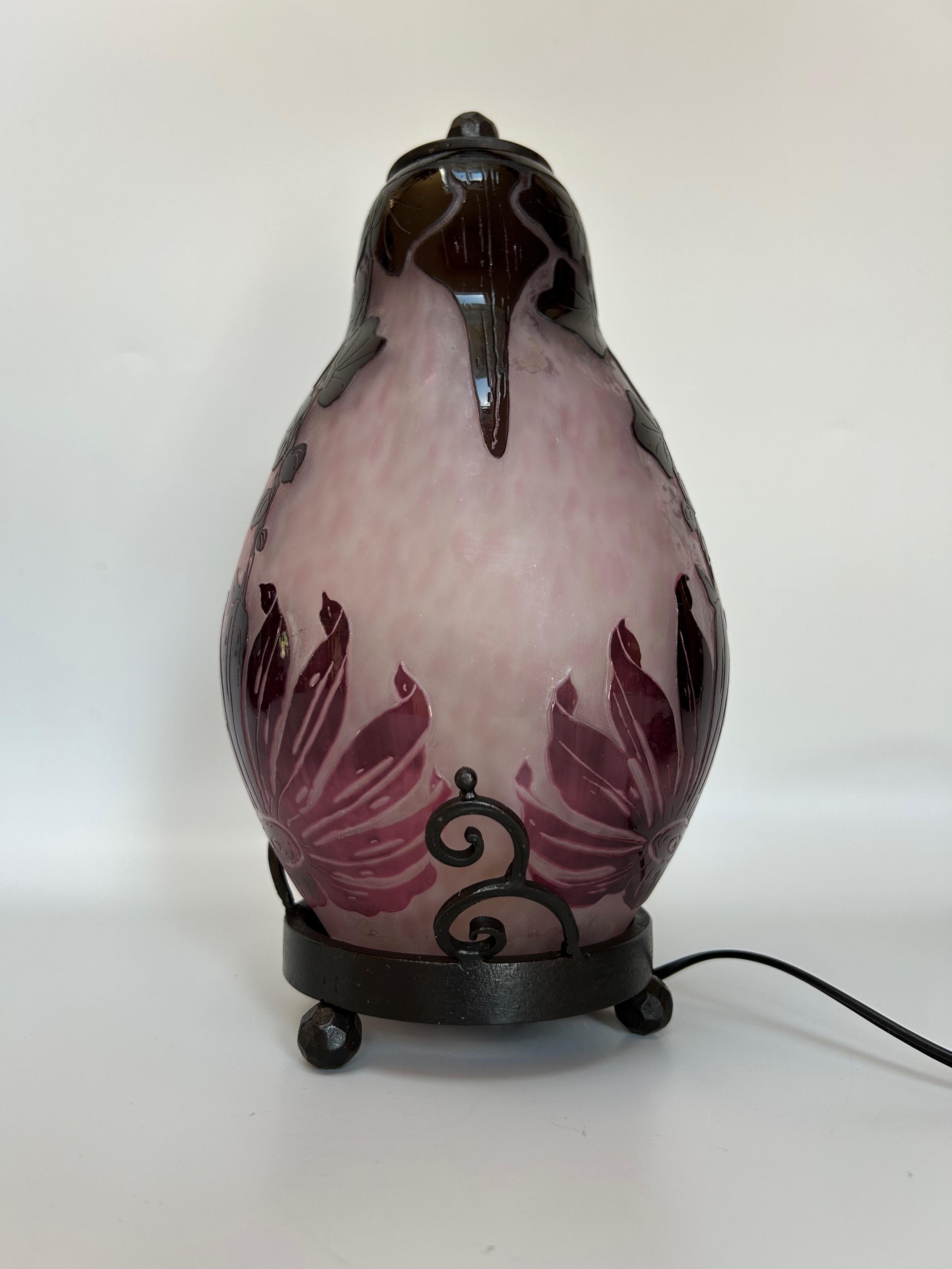 Gran lámpara de noche Art Decó de hacia 1925, firmada Le Verre Français, diseño de dalia.
Base de hierro forjado.
Hay una segunda disponible, así que es posible hacer un par.
Eléctrico, toma E14.
En perfecto estado.

Altura total: 25 cm
Diámetro: 14