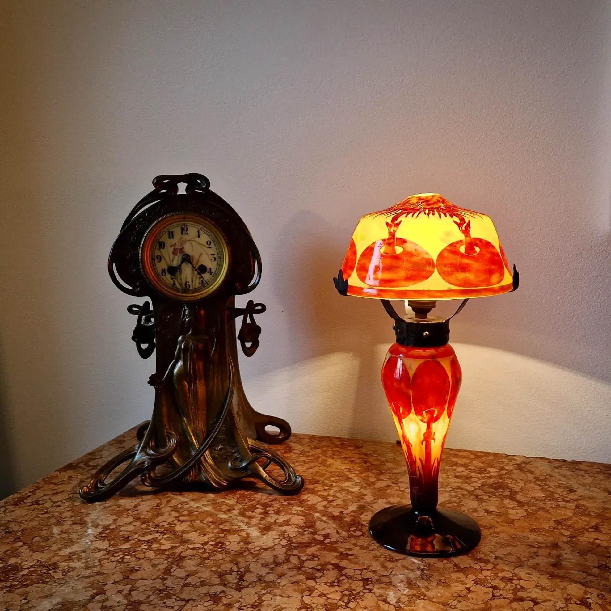 This very elegant table lamp was manufactured by Charles Schneider under the line of “Le Verre Français” in a very successful decor namely, “Coprin” which is the French name for the mushroom Coprinus. Table lamps by Le Verre Français are sought