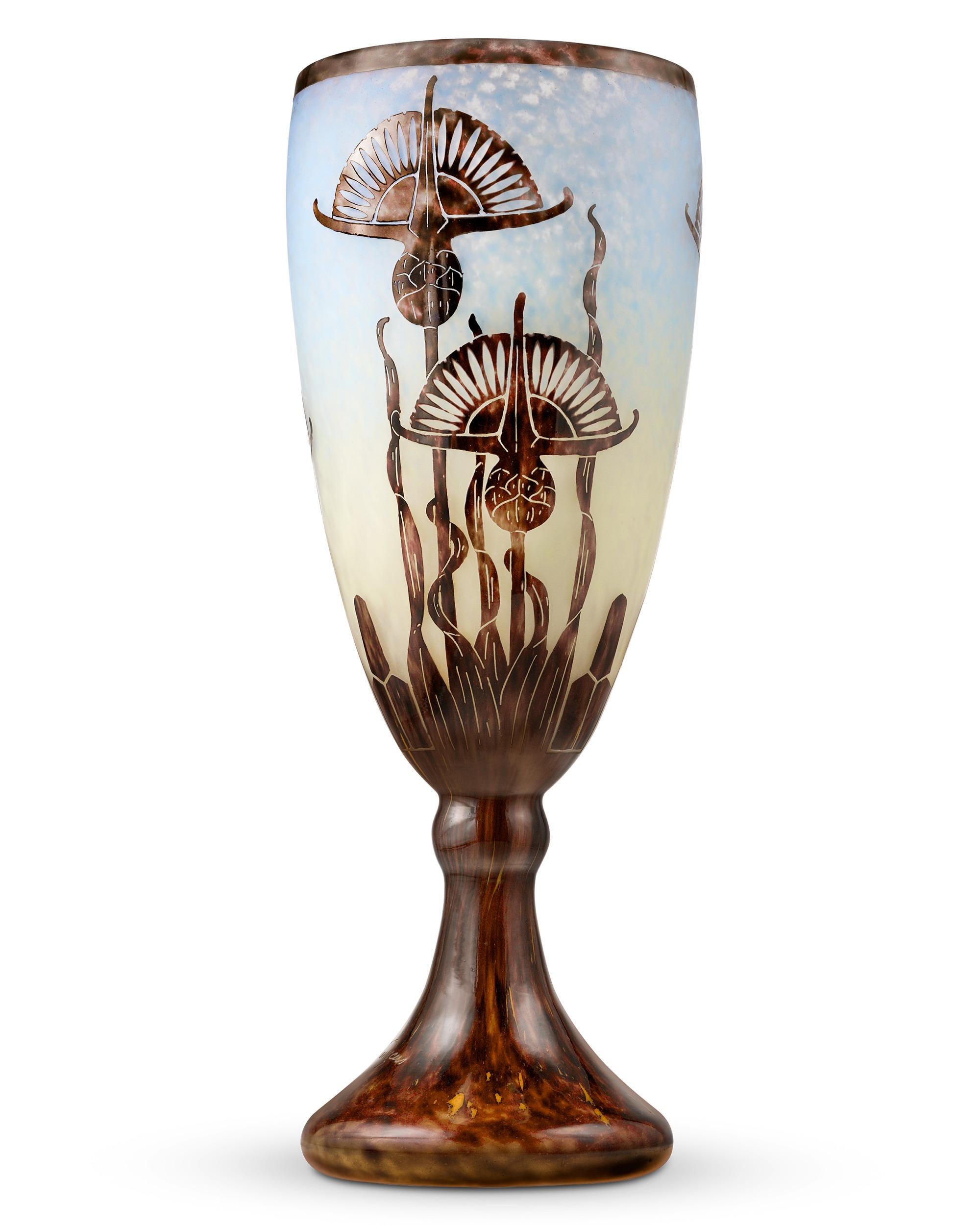 Le Verre Français Chardons Vase haut Excellent état - En vente à New Orleans, LA