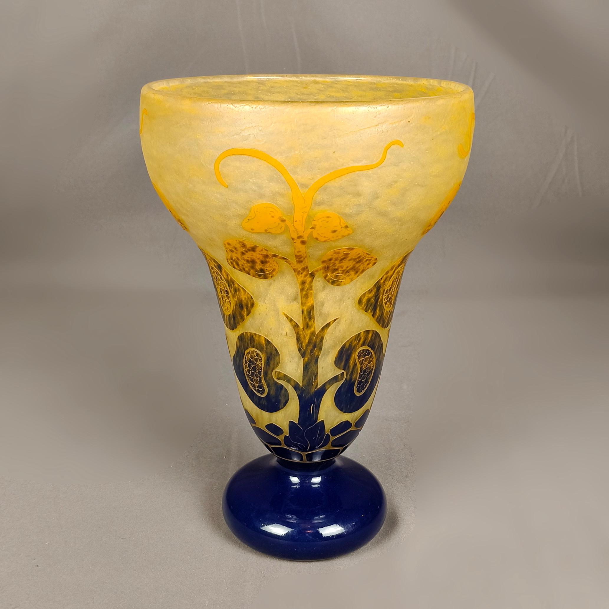 Vase à fleurs en verre camée jaune et bleu, gravé à l'acide, de Charles Schneider pour Le Verre Français, datant de 1920. Le vase fait partie de la collection Figues. Le verre jaune en haut et bleu en bas représente un ensemble de branches de
