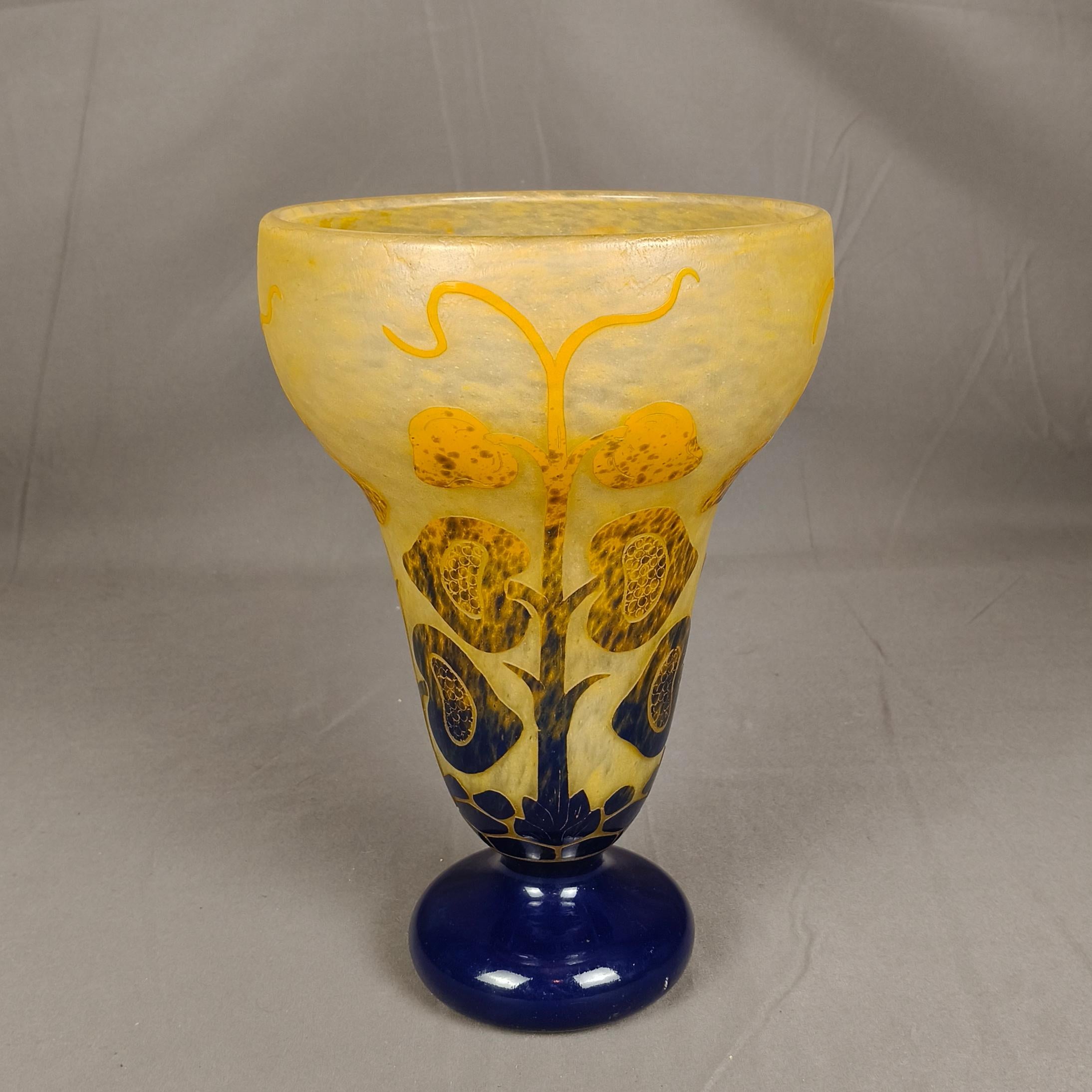 Art nouveau Le Verre Français Collection Figue Vase à fleurs en verre camée jaune et bleu en vente