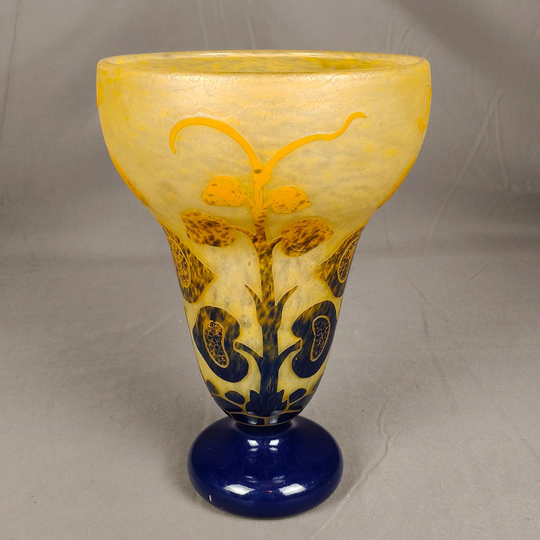 Le Verre Français Collection Figue Vase à fleurs en verre camée jaune et bleu Bon état - En vente à Mexico City, MX