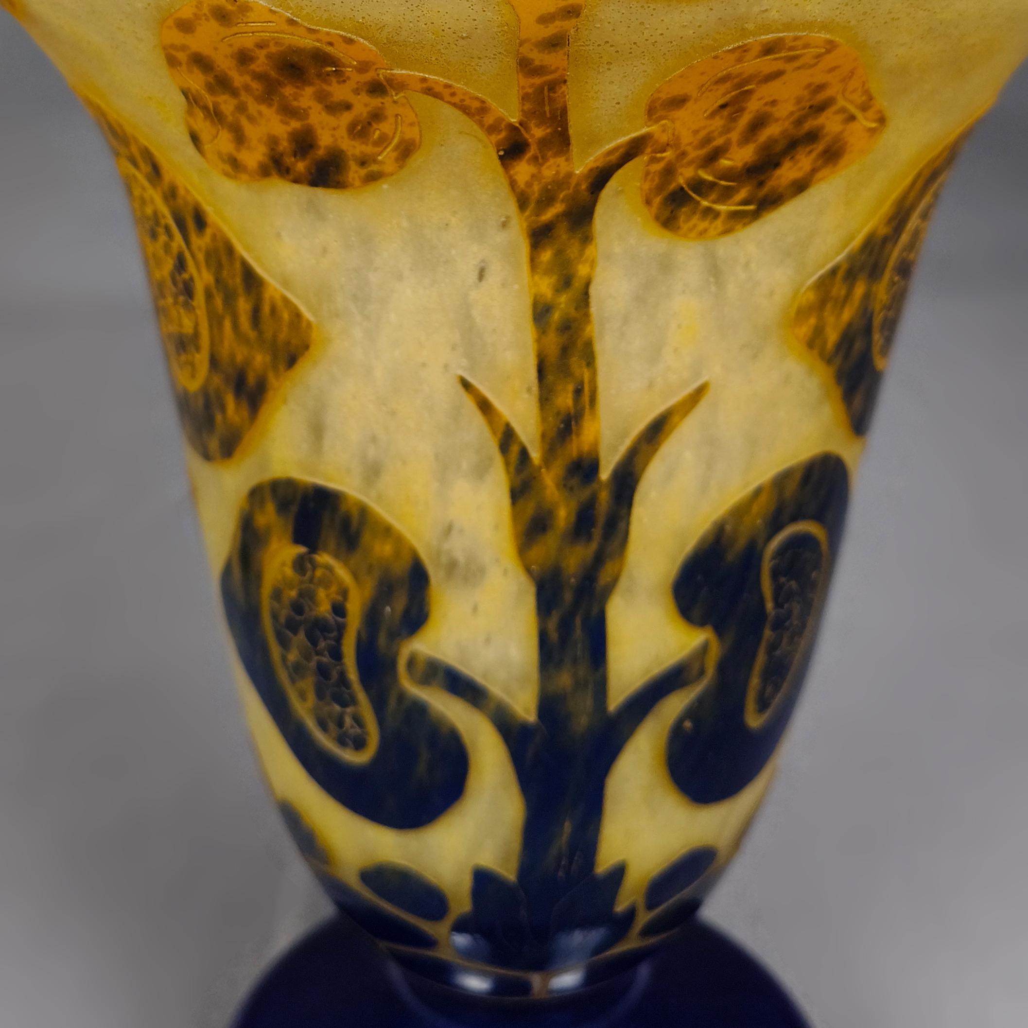 Début du 20ème siècle Le Verre Français Collection Figue Vase à fleurs en verre camée jaune et bleu en vente