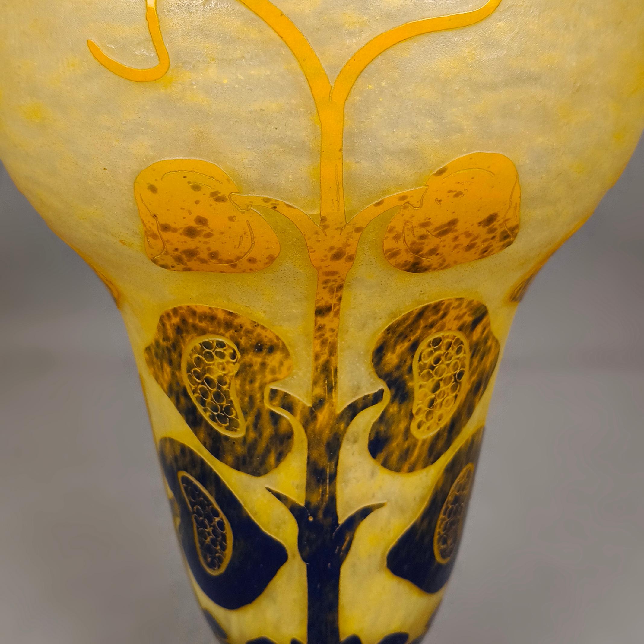 Verre d'art Le Verre Français Collection Figue Vase à fleurs en verre camée jaune et bleu en vente