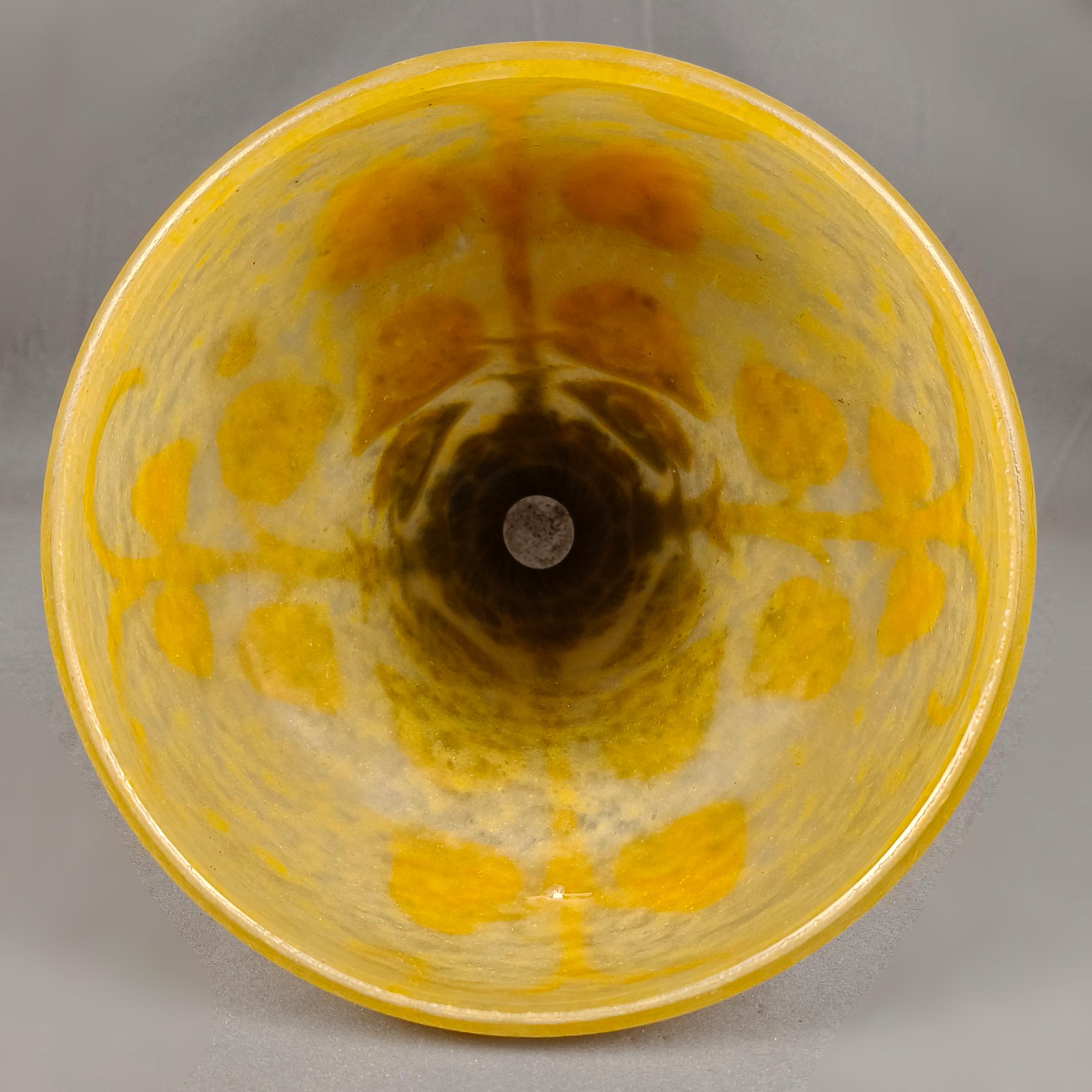 Le Verre Français Collection Figue Vase à fleurs en verre camée jaune et bleu en vente 1