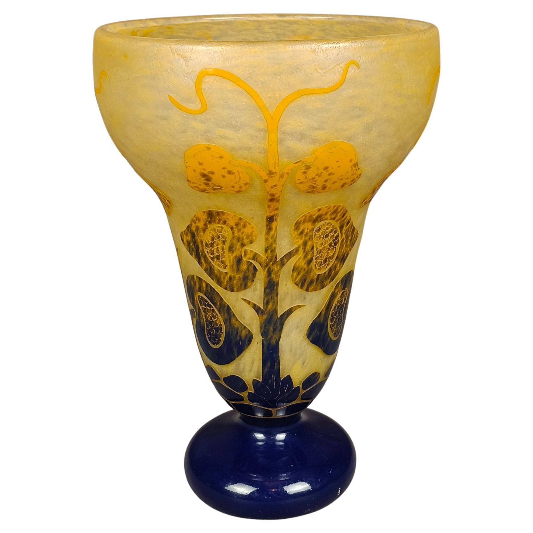 Le Verre Français Collection Figue Vase à fleurs en verre camée jaune et bleu en vente