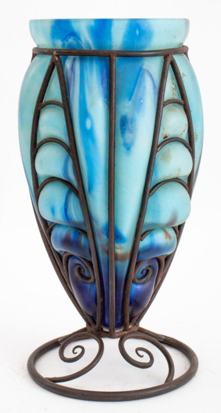 Le Verre Francais Französische Art Deco Vase aus geblasenem Glas und Schmiedeeisen, ca. 1920er Jahre, offenbar unsigniert, mit indigoblauem und aquafarbenem Glas in einem Rahmen aus Fer.Or, im Stil von Louis Majorelle und Daum. In sehr gutem