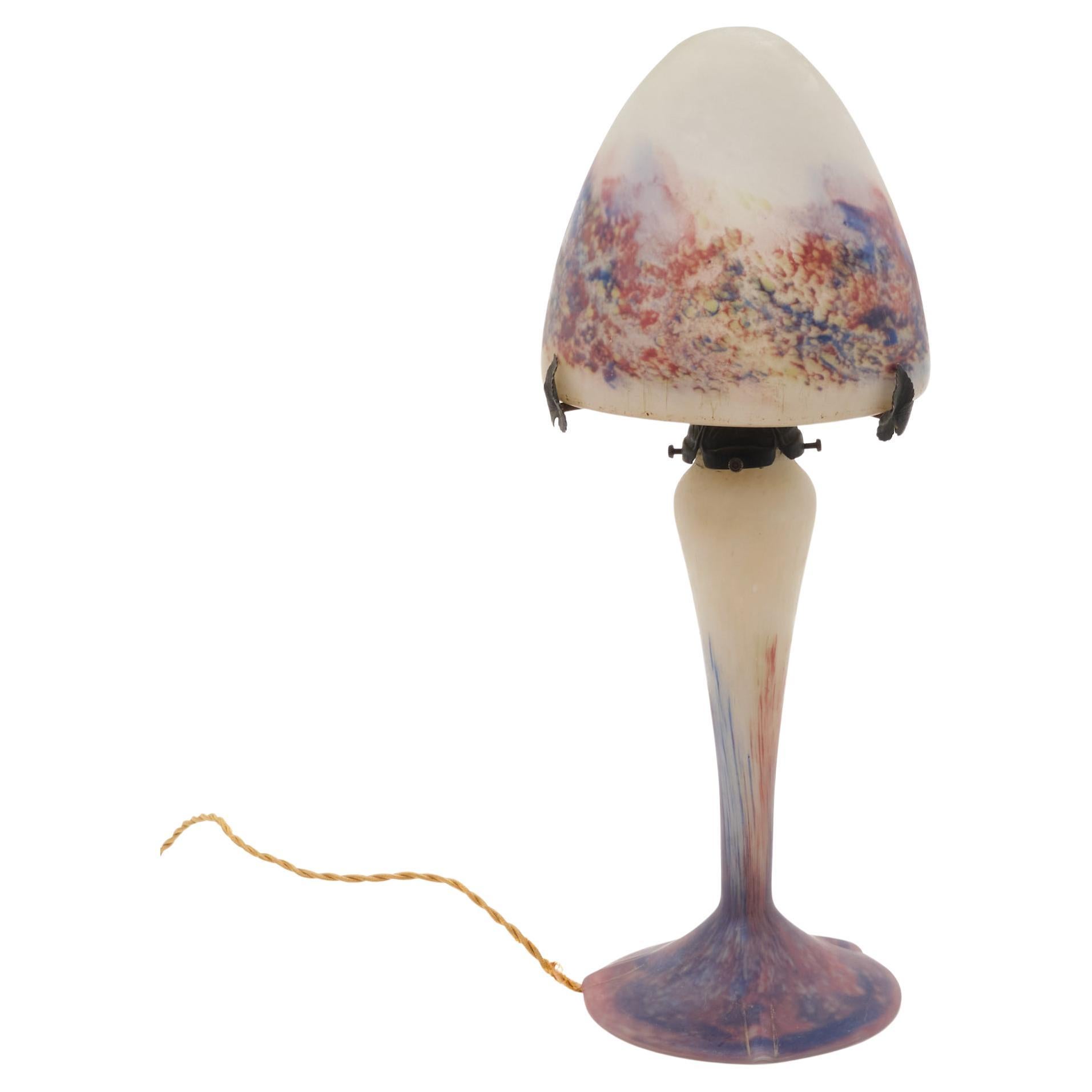 Lampe signée Le Verre Français, Verre d'Art par Charles Schneider. Le Verre Français était une ligne spéciale de verres d'art fabriqués par la verrerie Schneider en France entre 1918 et 1932. Branché sur l'Europe.

Dimensions : Avec abat-jour : 16