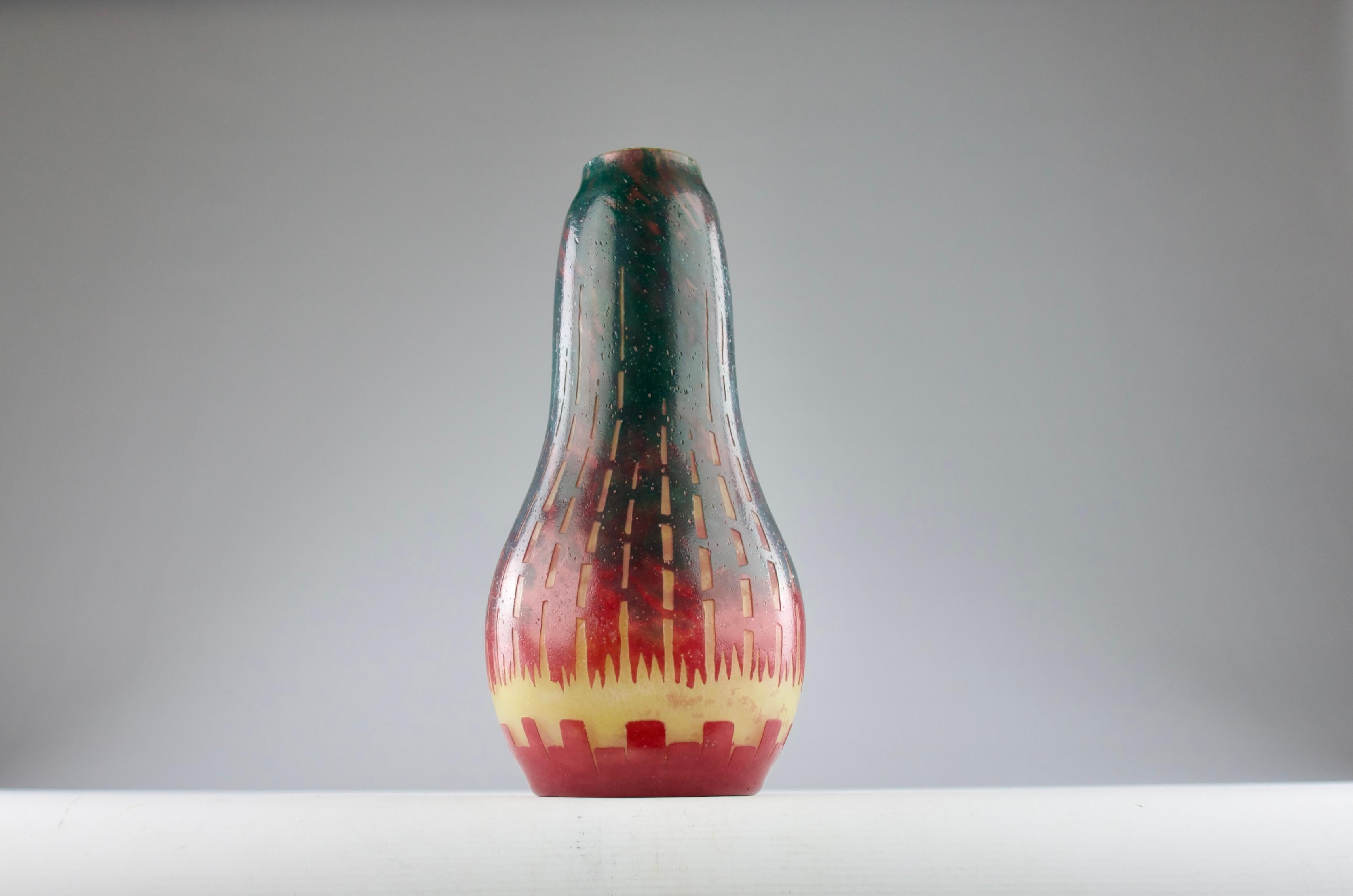 Schöne Le Verre Français längliche Vase 