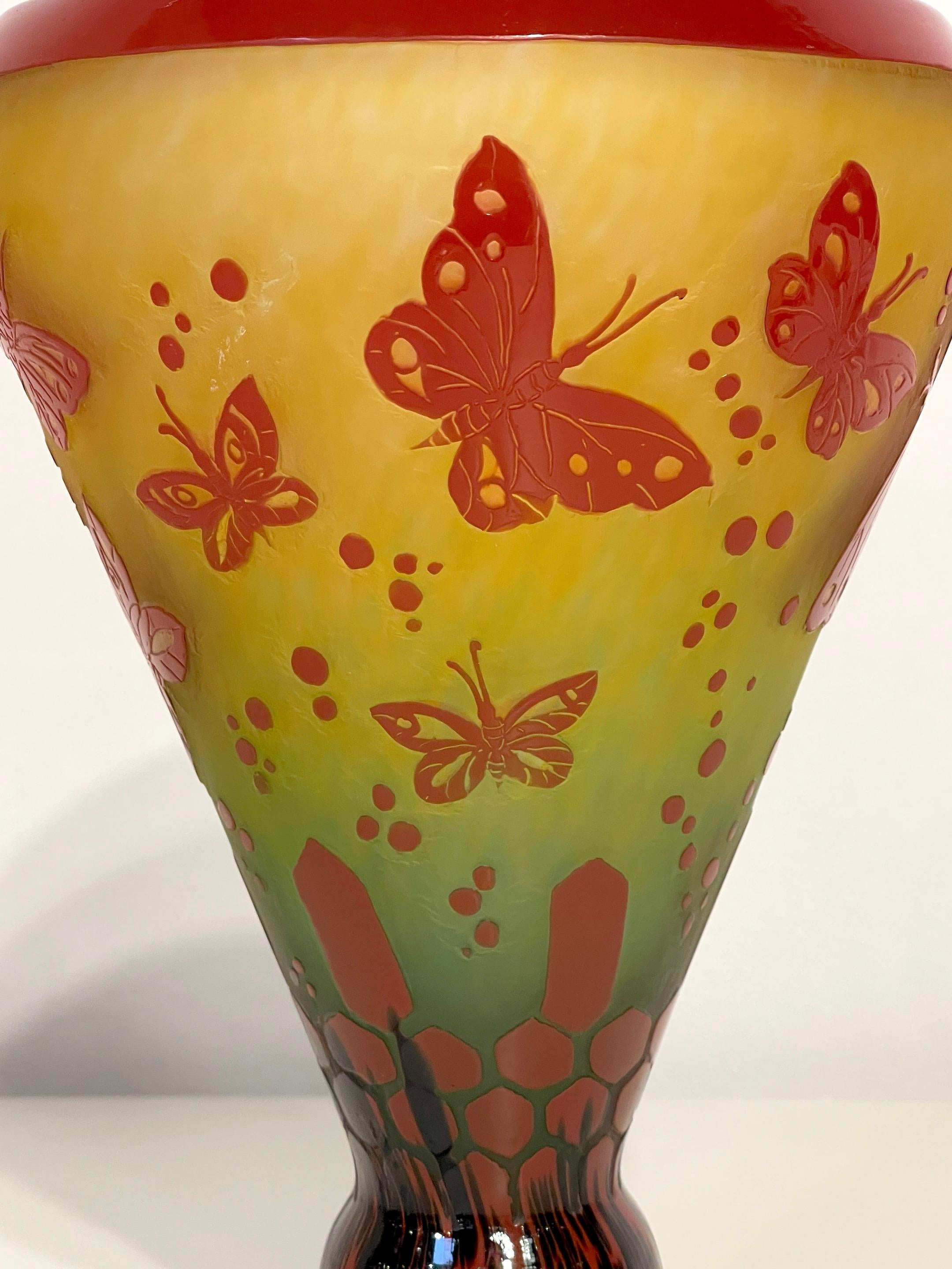 Vetro artistico Vaso in vetro artistico Le Verre Francais 'Papillons' francese a cammeo in vendita