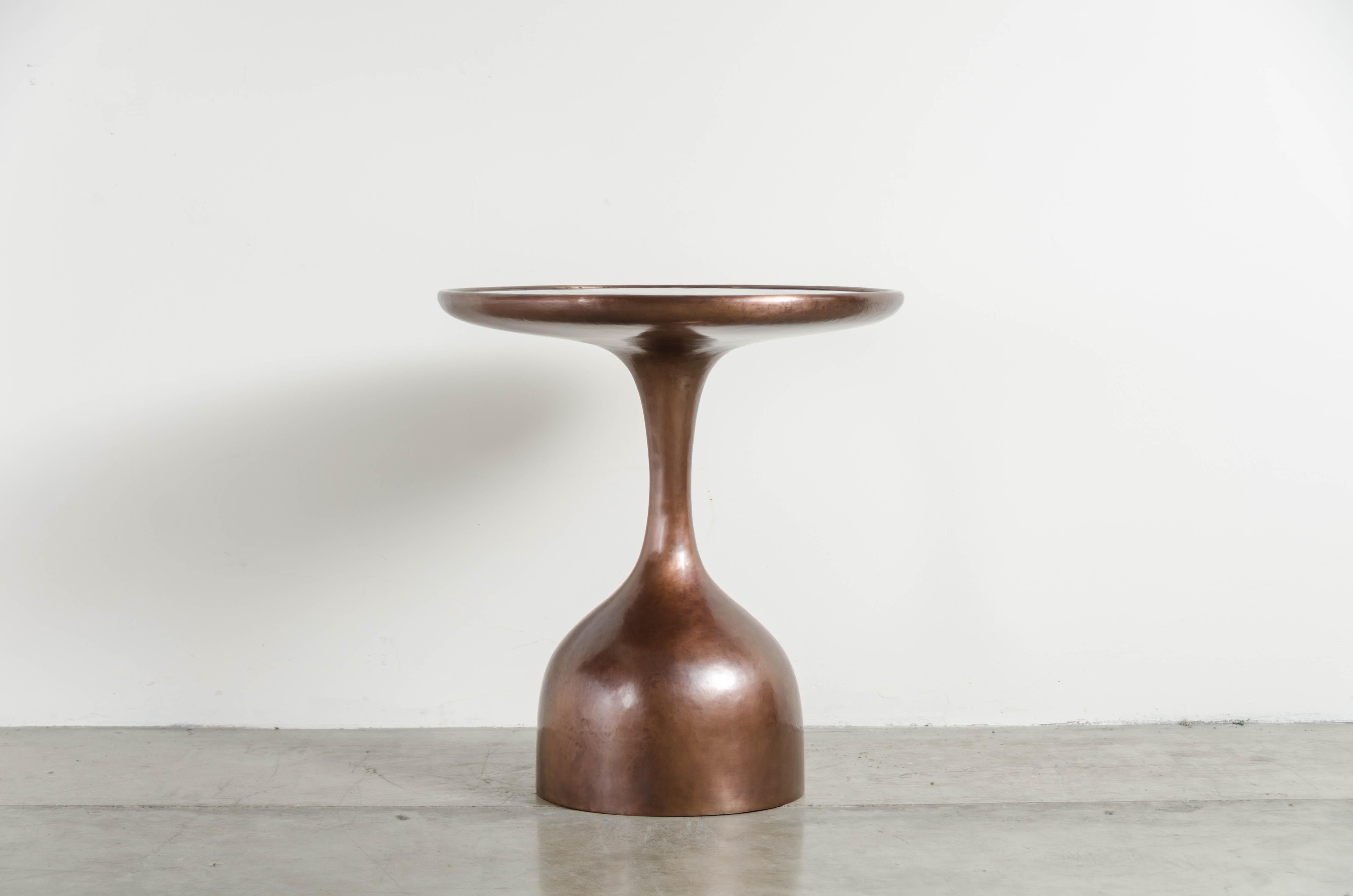 Table Le Verre avec plateau en laque noire
Cuivre antique
Laque noire
Repoussoir à main
Edition limitée
Chaque pièce est fabriquée individuellement et est unique.

            
La « repousse » est l'art traditionnel qui consiste à marteler à
