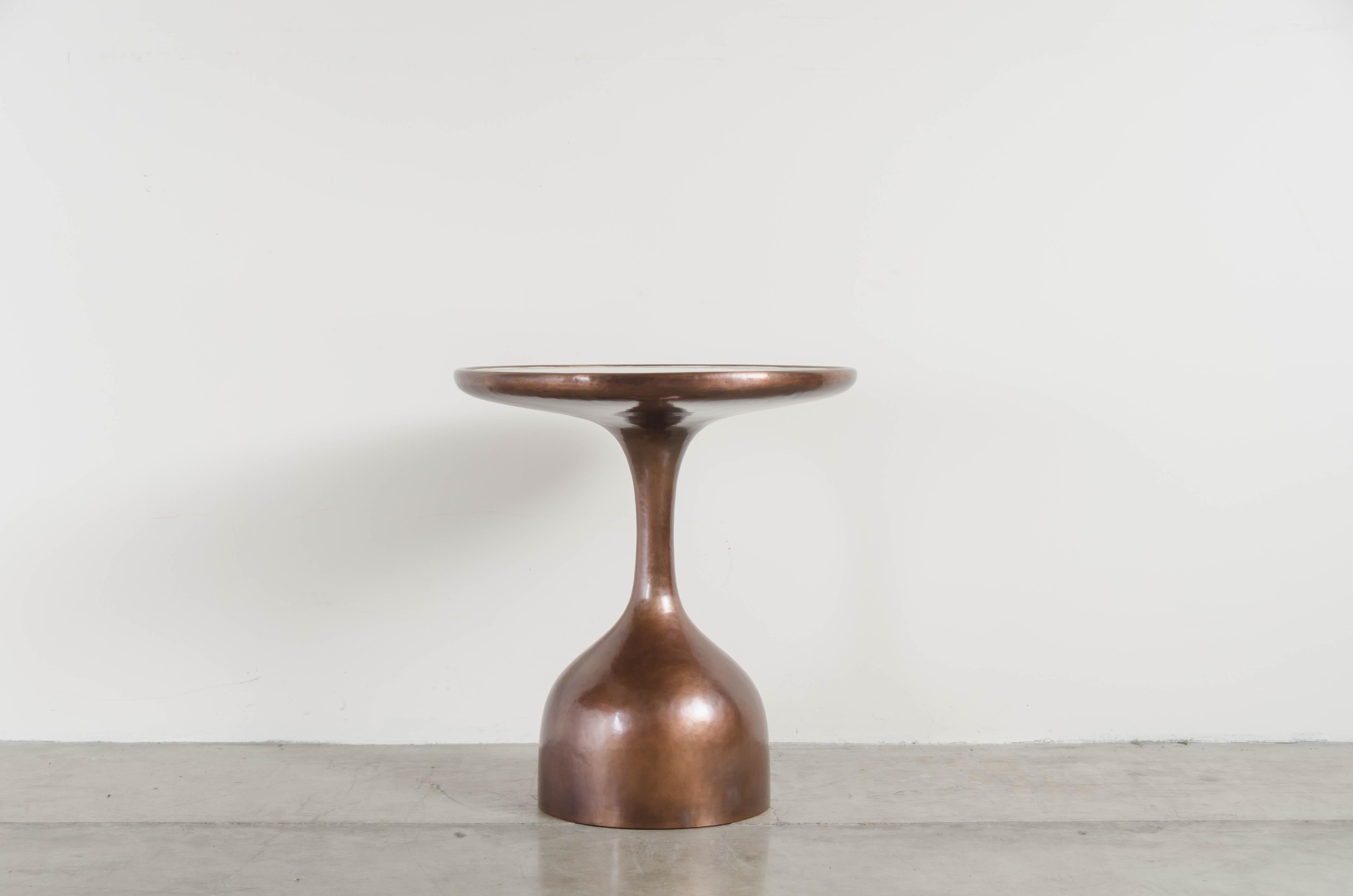 Le Verre Tisch mit cremefarbener Lackplatte
Antikes Kupfer
Cremefarbener Lack
Handrepousse
Limitierte Auflage
Jedes Stück wird individuell angefertigt und ist einzigartig.

Repousse