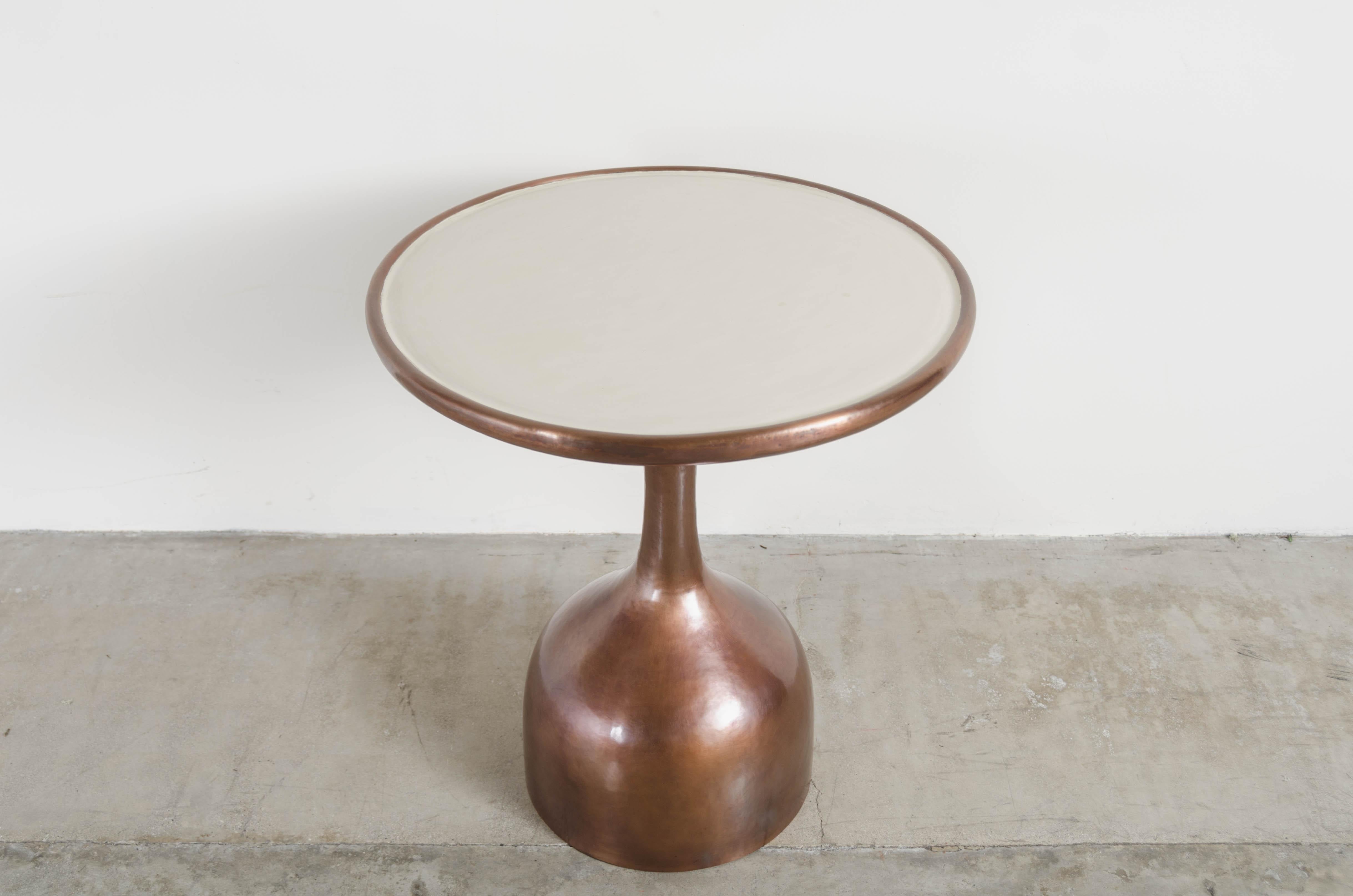 Tisch „Ro Le Verre“ mit cremefarbener Lackplatte von Robert Kuo, handgefertigt, limitiert (Repoussé) im Angebot