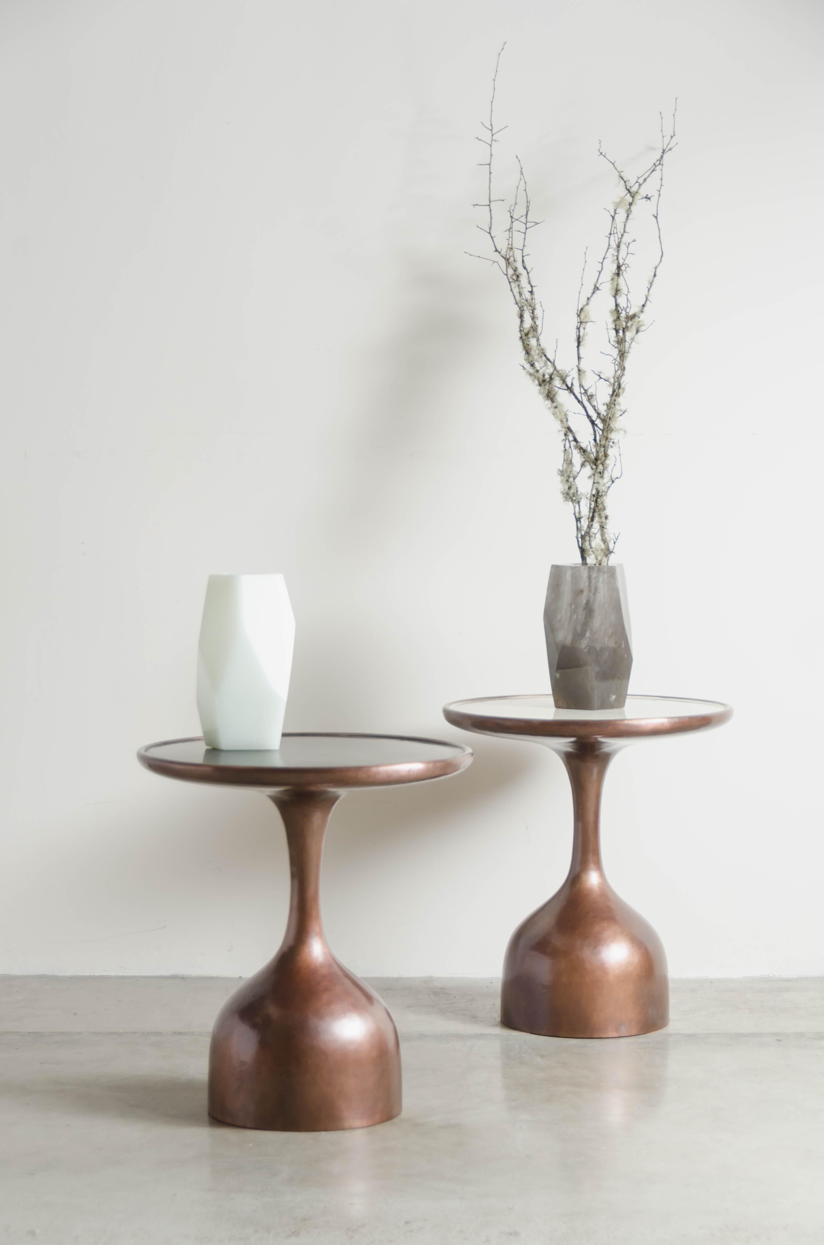 XXIe siècle et contemporain Table Le Verre avec plateau en laque crème de Robert Kuo, repoussé à la main, édition limitée en vente