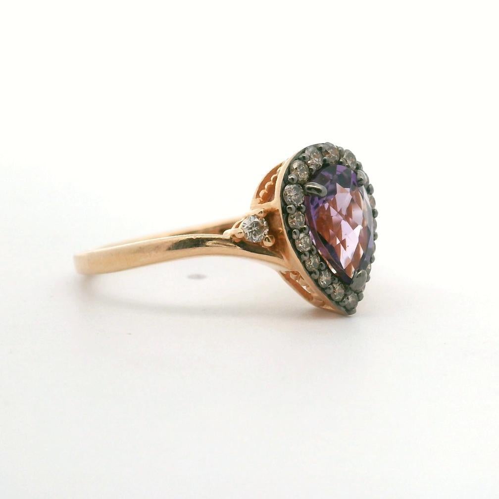 Zustand: Ausgezeichneter Condit, Professionell gereinigt und poliert
Metall: 14k Gold (markiert und professionell getestet)
Gewicht: 2,6 g
Edelstein:  Amethyst im Birnenschliff
Diamanten: Natürliche Diamanten im Rundschliff 0,30cttw
Breite des