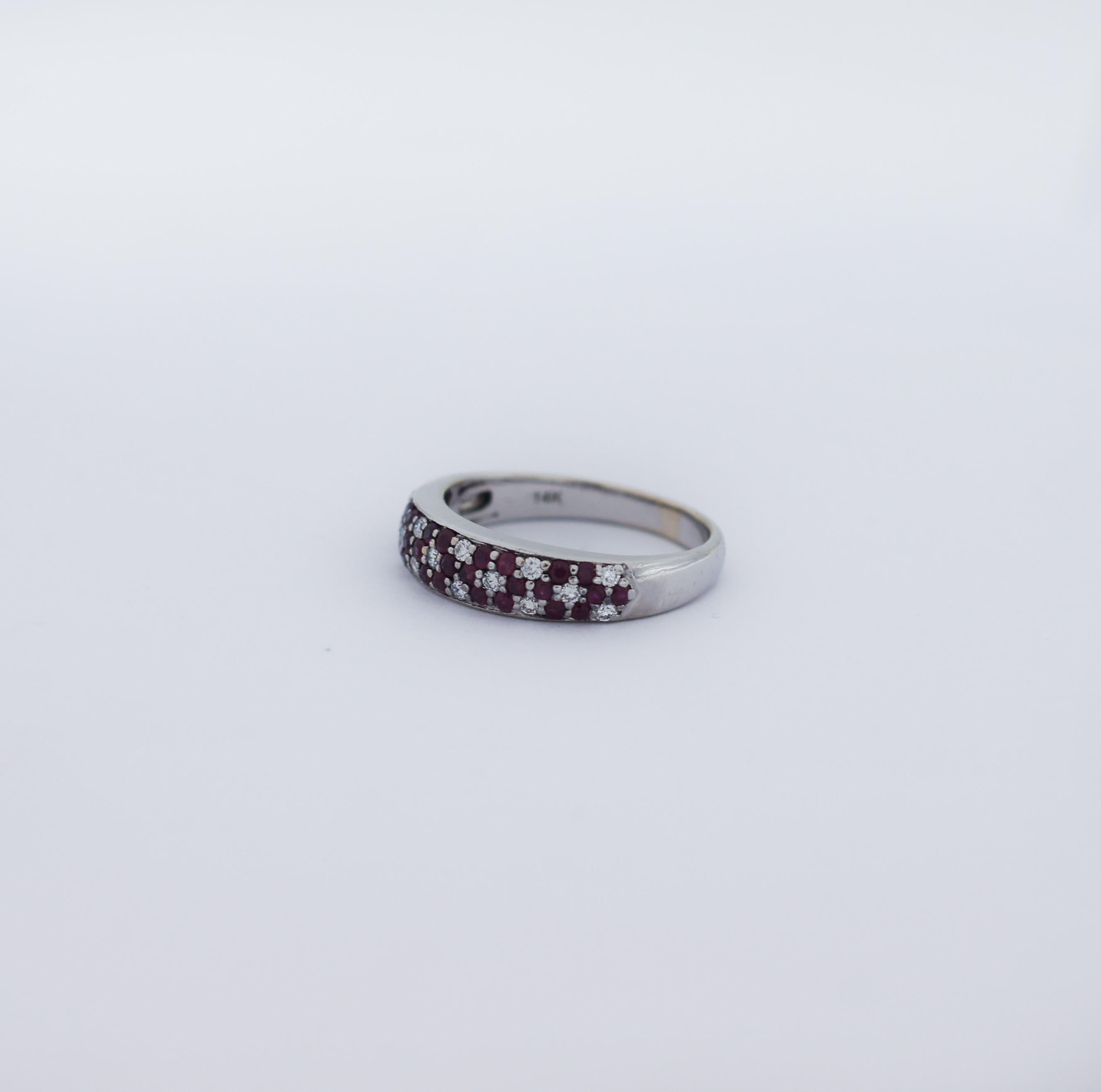 Le Vian
Realizzato in ricco Oro Vaniglia® 14K,
questo seducente anello di alta gioielleria presenta un letto di rubini naturali con pavé di fiori e diamanti Vanilla® rotondi.
Anello misura 8 (USA)
Circa in diamanti 1/5 ct tw
In ottime