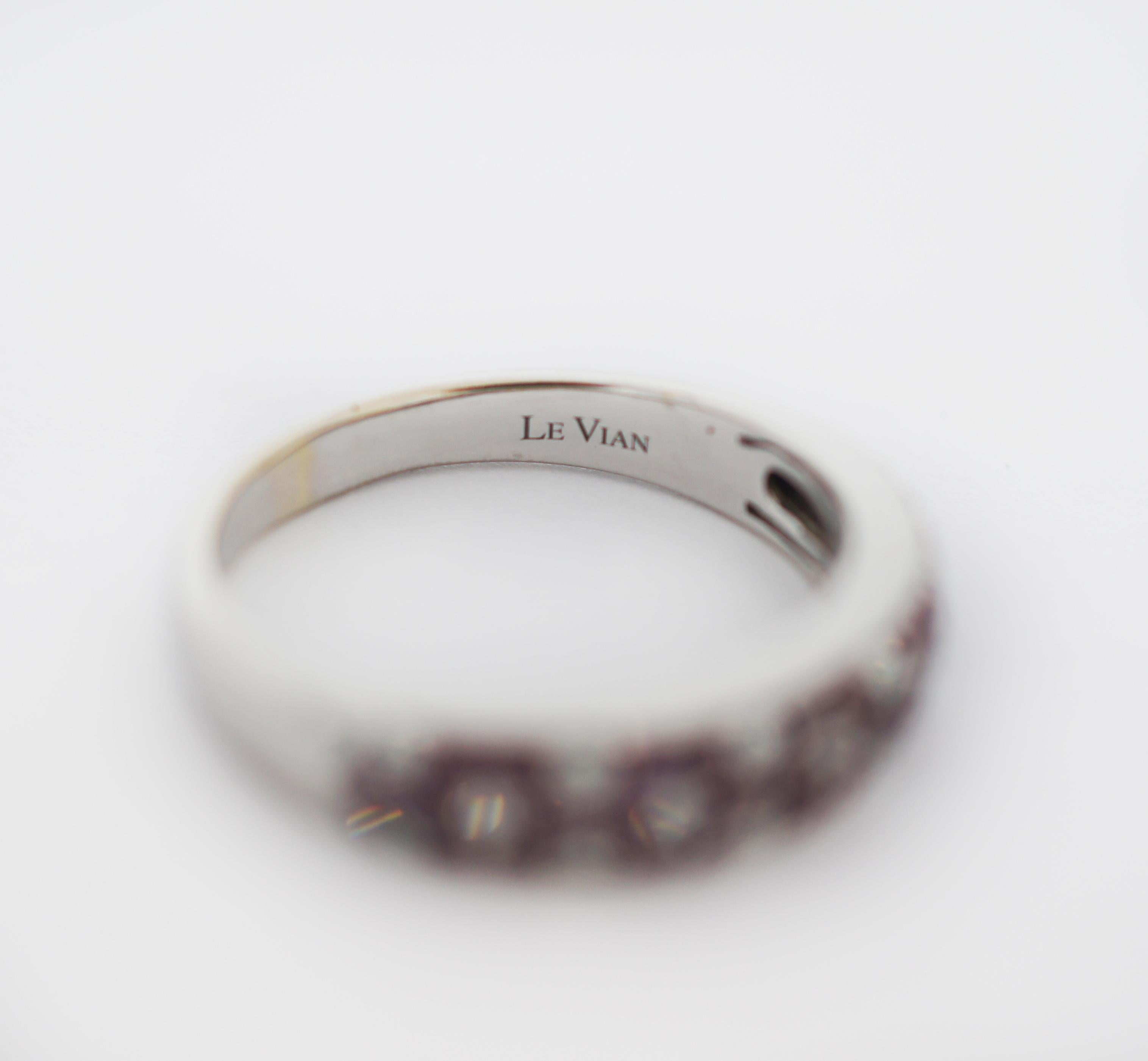 Anello a fascia con rubino e diamanti in oro vaniglia 14 carati Le Vian In condizioni buone in vendita a San Fernando, CA