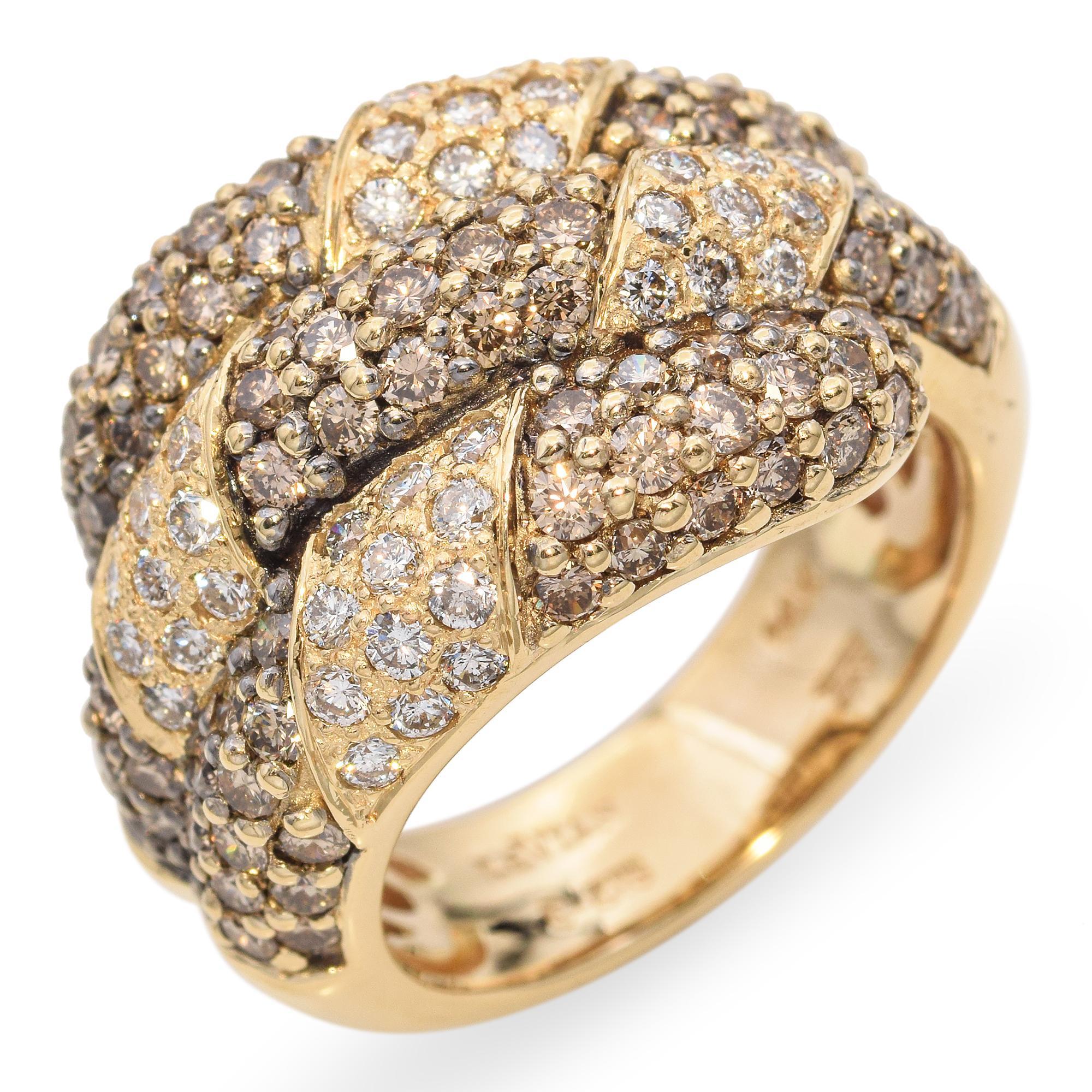 Cette magnifique bague est fabriquée en or jaune 14 carats. Il présente un luxueux éventail de diamants chocolat entrelacés avec des diamants blancs brillants. Les diamants sont méticuleusement sertis dans un anneau d'or texturé.

Poids : 11,7