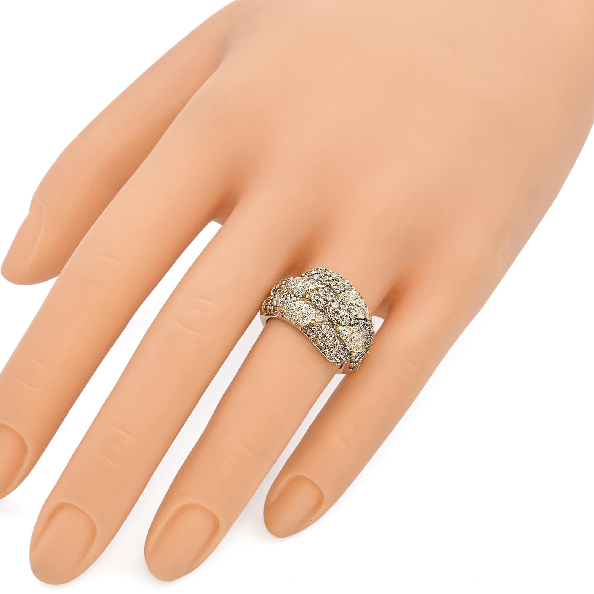 Taille ronde Le Vian, bague en or jaune 14 carats avec demi-pavé de diamants en vente