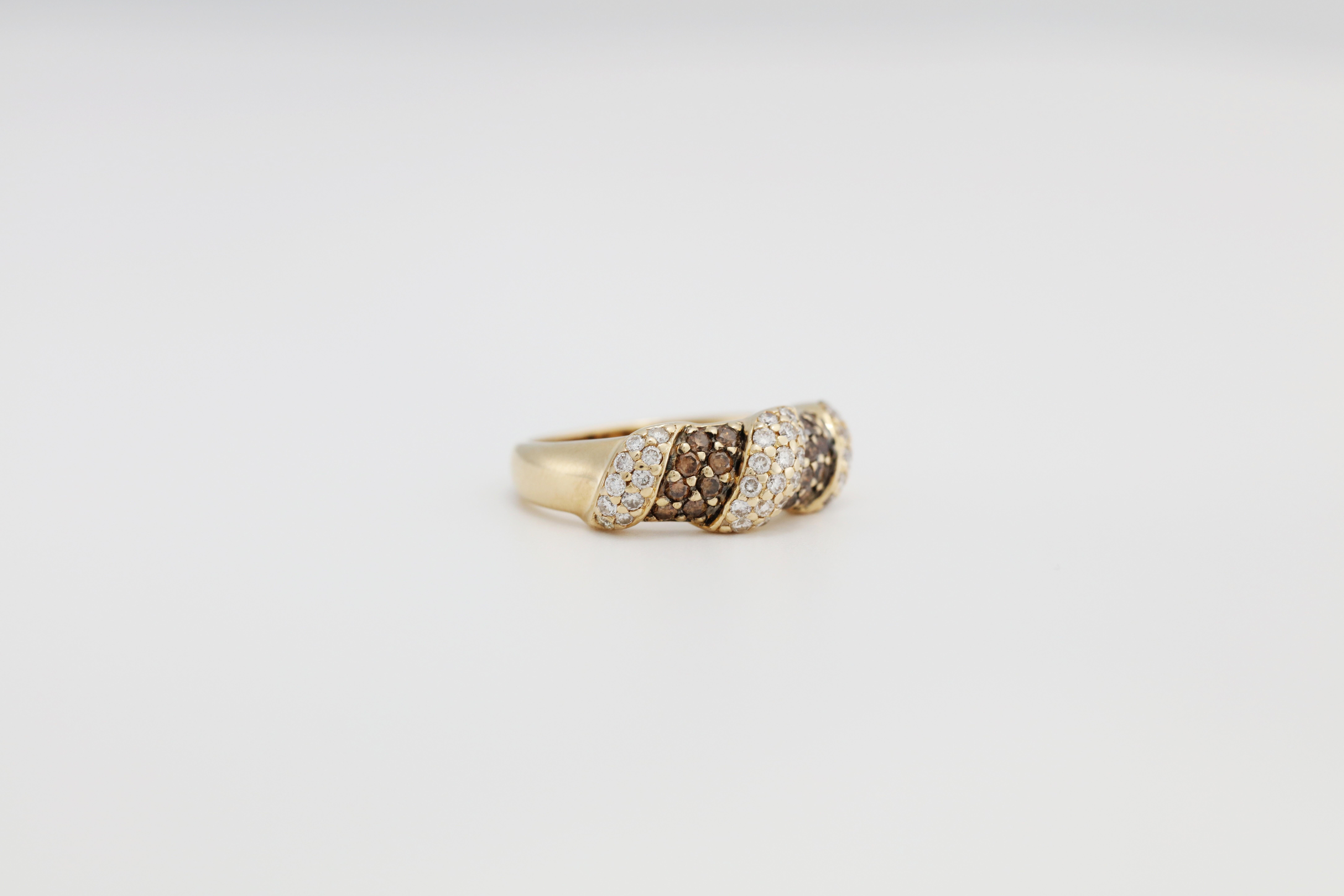Round Cut Le Vian 14k Yellow Gold Diamond Ring, Size 6.75 - 5.0g For Sale