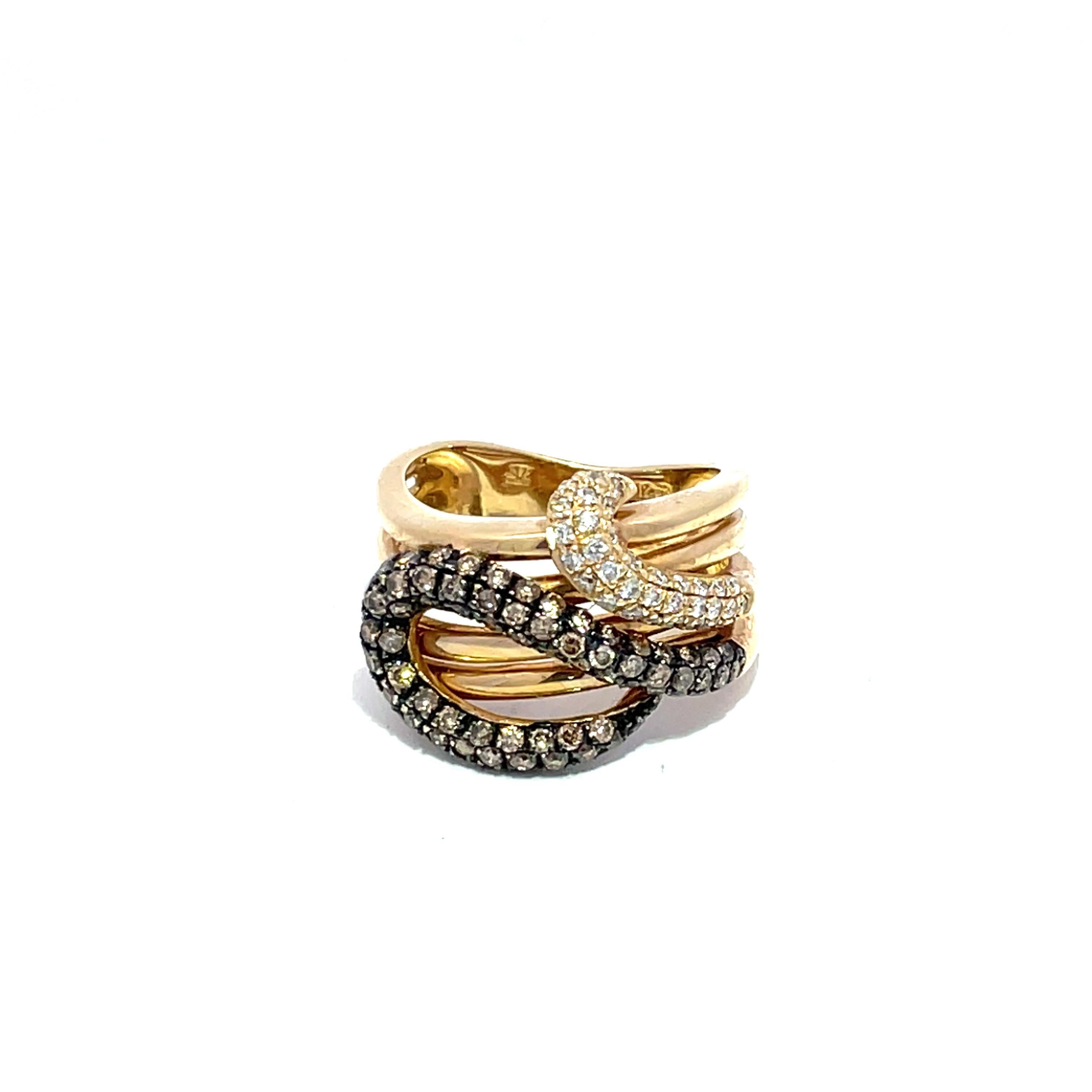 1. Élevez votre collection de bijoux avec l'étonnante bague Le Vian en or et diamants noirs Snake Design, une pièce captivante qui allie harmonieusement élégance et audace. Fabriquée en luxueux or jaune 14k, cette bague mode présente un motif de