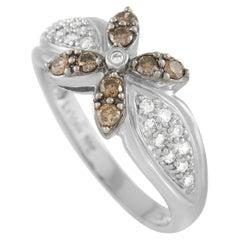 Blumenring aus 18 Karat Weißgold mit weißen und braunen Diamanten