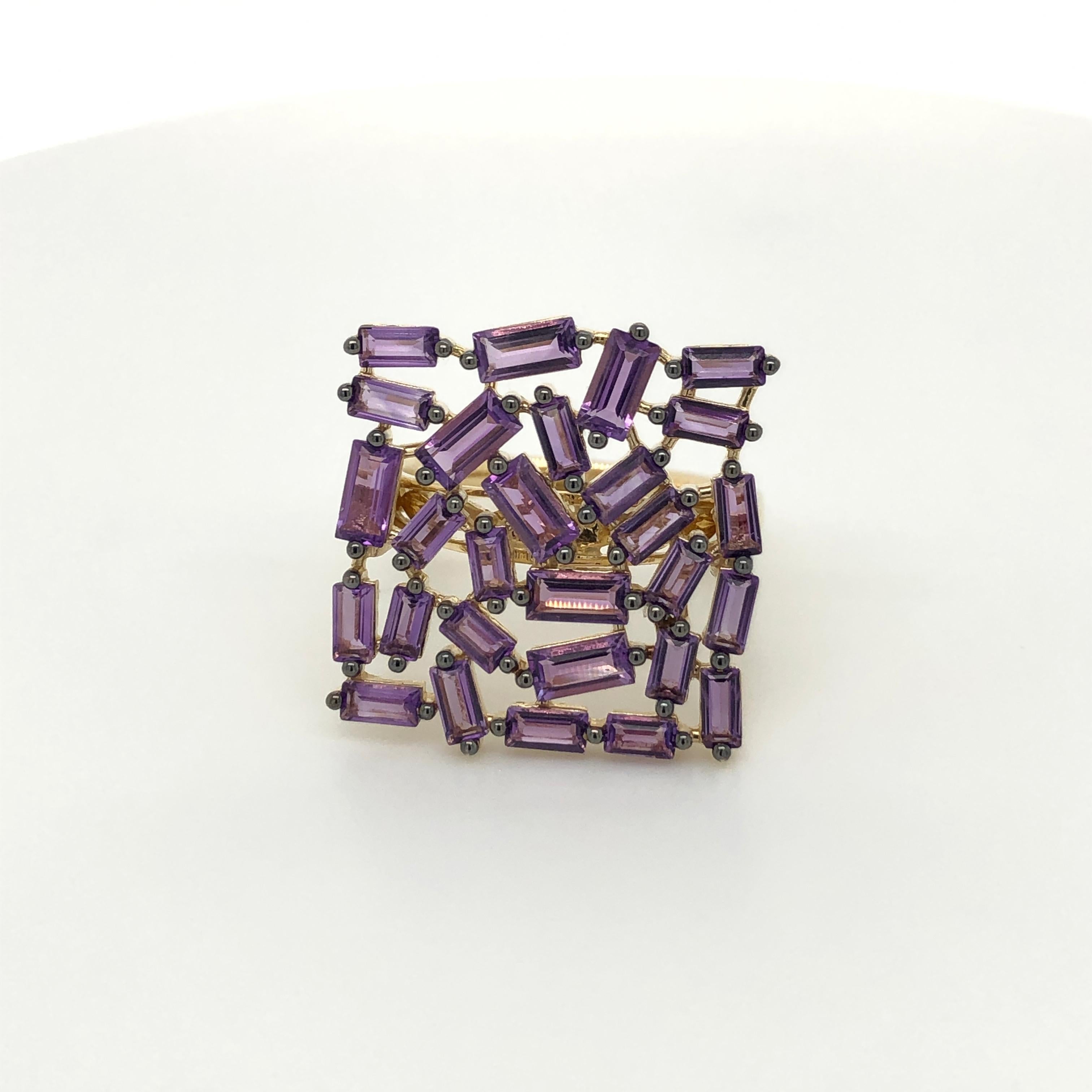 Le Vian verleiht dem Baguette einen modernen Touch mit innovativen Anordnungen von Baguette-Edelsteinen in einem frenetischen Design namens Baguette Frenzy.  Der hier gezeigte Ring aus 14-karätigem Gelbgold enthält 28 baguettförmige Amethyste (2-7/8