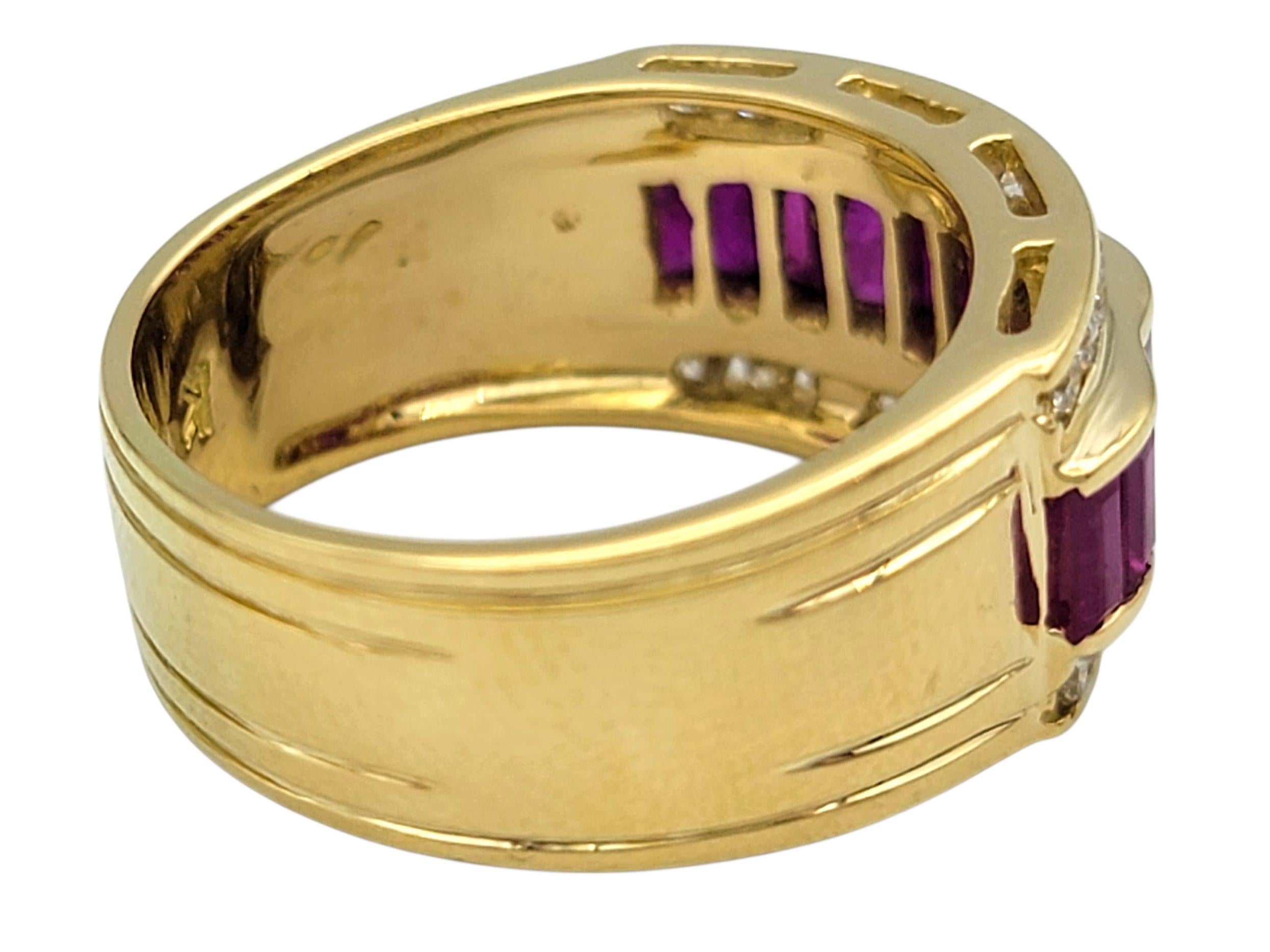 Taglio baguette Anello a fascia con rubino Baguette e diamanti tondi di Le Vian a più file in oro giallo 18 carati in vendita