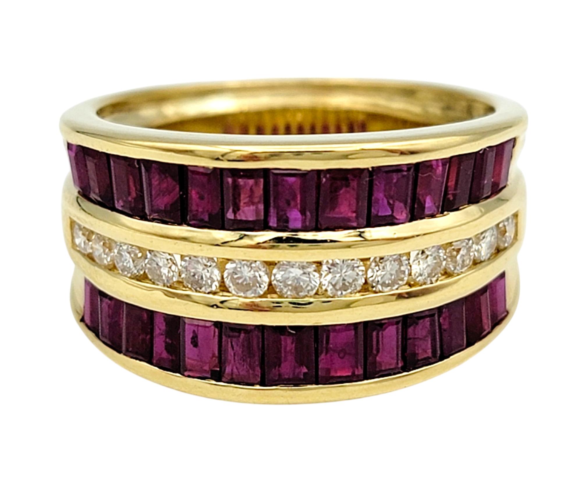 Taille de l'anneau : 7.25

Cette magnifique bague à large bande de Le Viane présente un mélange captivant de rubis baguettes d'un rouge profond et de diamants ronds éblouissants, sertis dans un luxueux or jaune 18 carats. Les rubis naturels