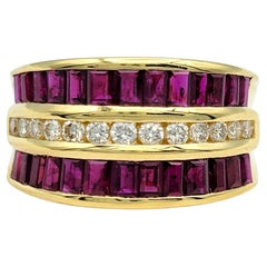 Anillo ancho Le Vian de rubí baguette y diamante redondo en oro amarillo de 18 quilates