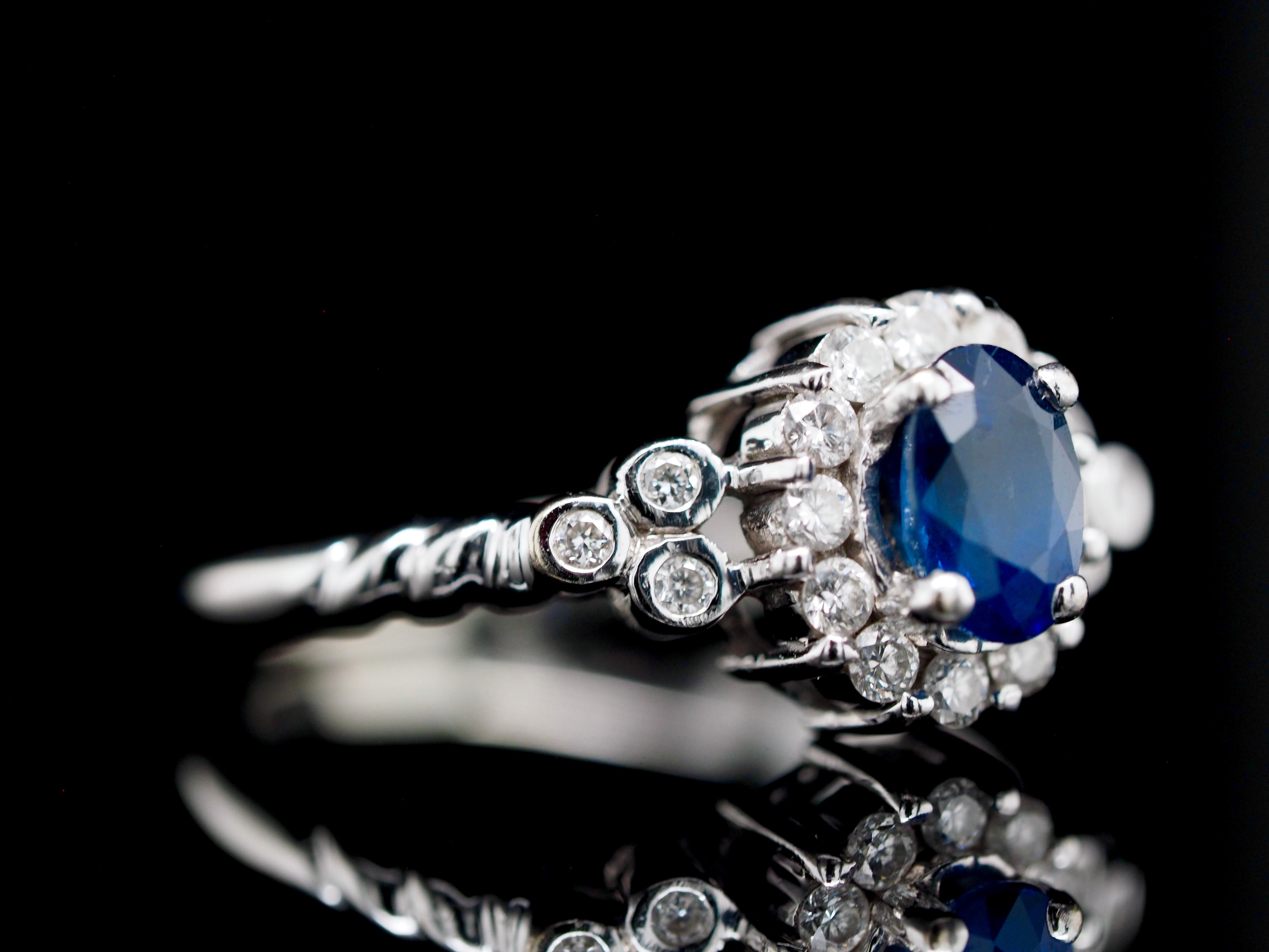 Le Vian Halo-Ring aus 14 Karat Weißgold mit blauem Beerensaphir und Diamant (Moderne) im Angebot