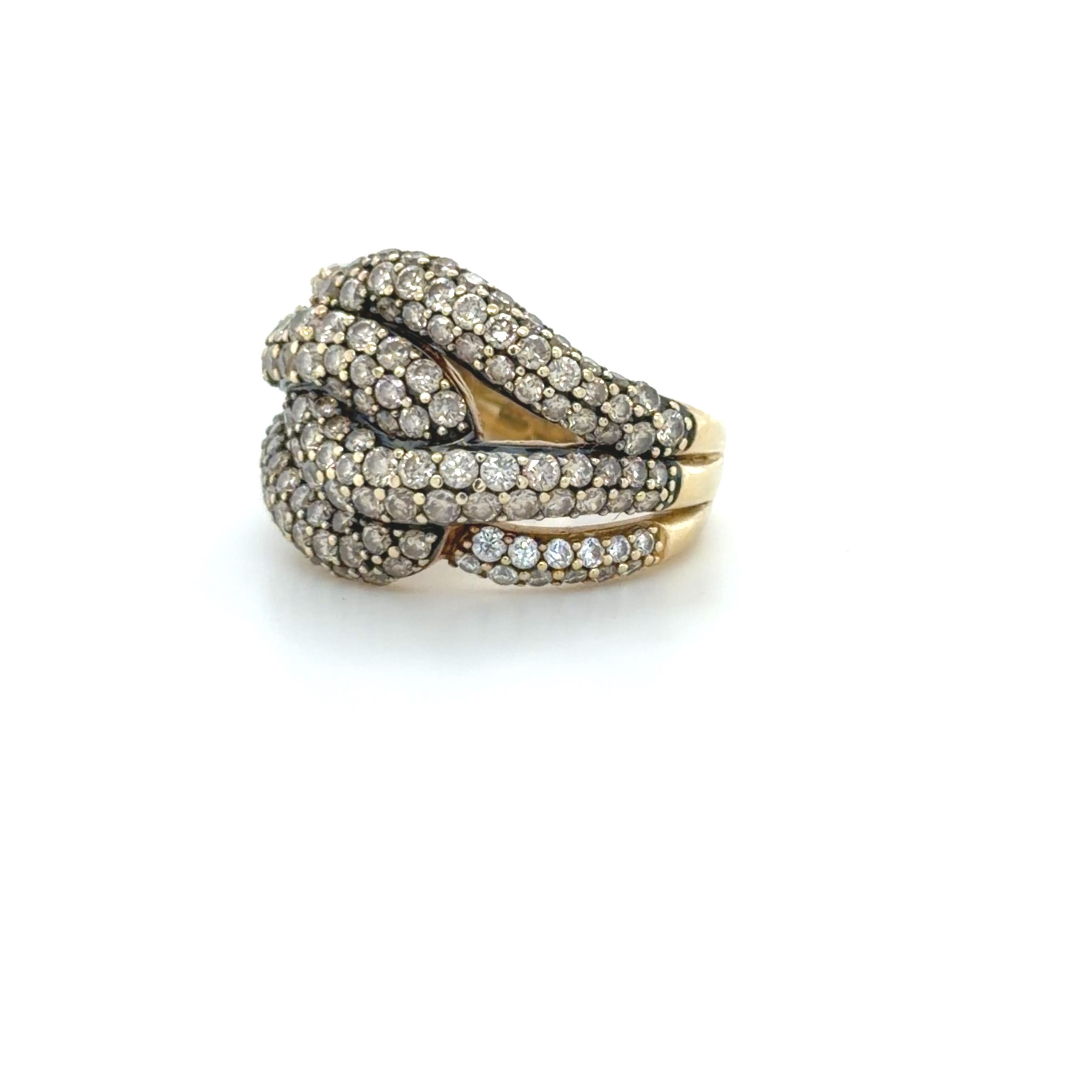 Un sorprendente motivo a nodi mette in mostra lo stile inconfondibile di Le Vian, che fonde un'arte audace con un lusso senza tempo. Questo anello ha un pavé di circa 3,00 carati di diamanti bianchi e champagne di alta qualità che creano un pezzo