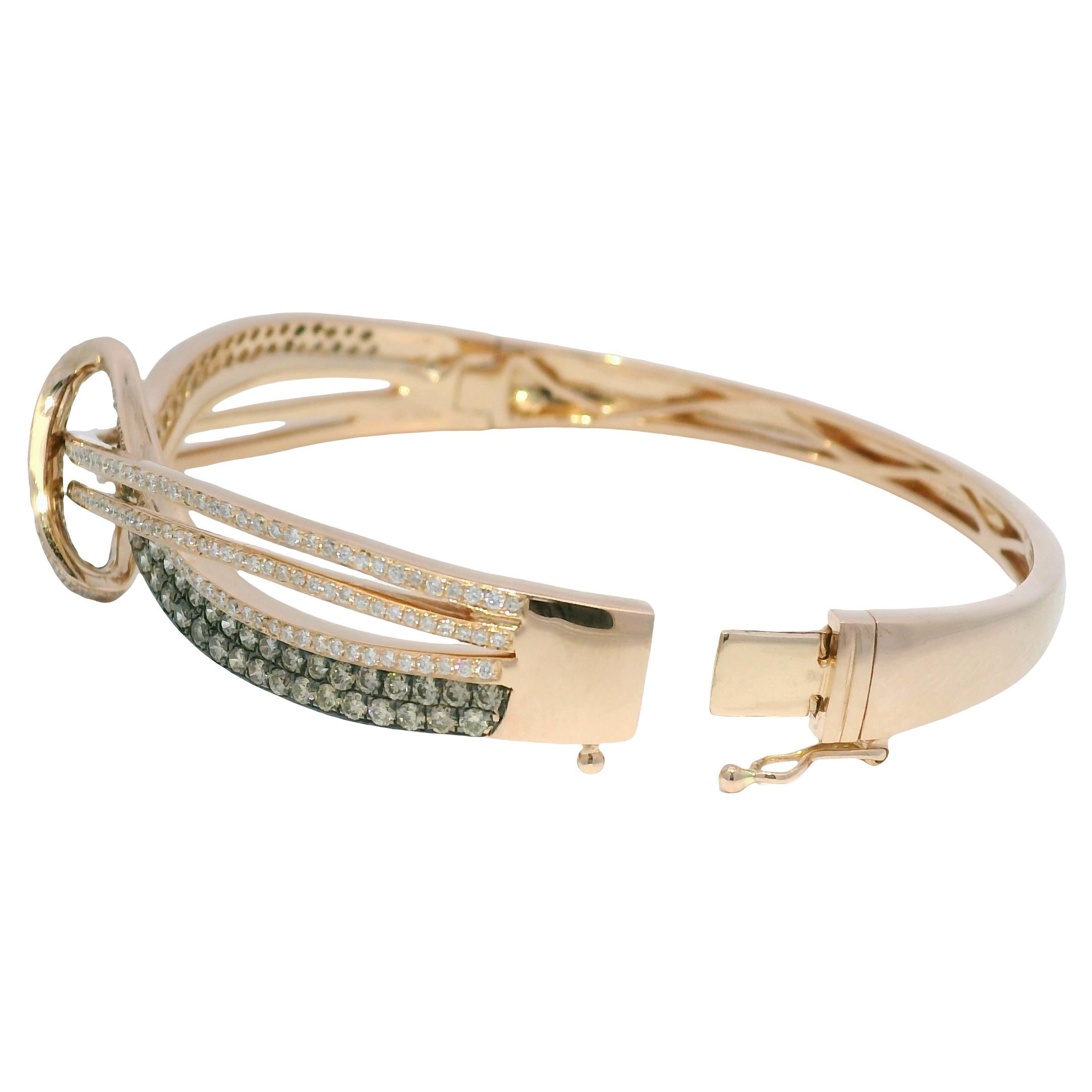 Le Vian 14k Rose Gold Chocolate & White Diamond Bangle Bracelet
Nous disposons d'un large inventaire de bijoux de collection et achetons des bijoux de collection depuis plus de 40 ans à Boca Raton, FL !

MATERIAL : Or rose 14k
Détails du diamant :