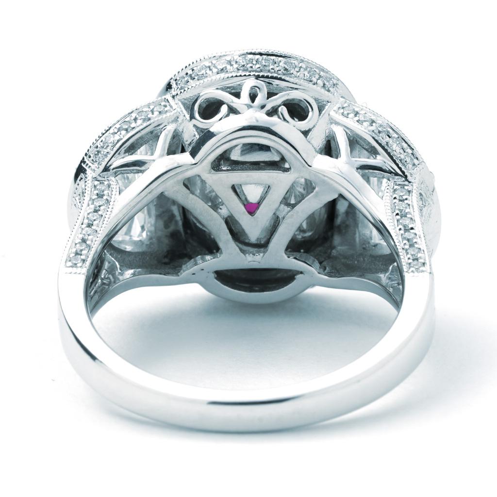 Le Vian Couture: Dreisteiniger Ring mit ovalem Rubin und Halbmond-Diamant 6,40 Karat in der Mitte (Ovalschliff) im Angebot