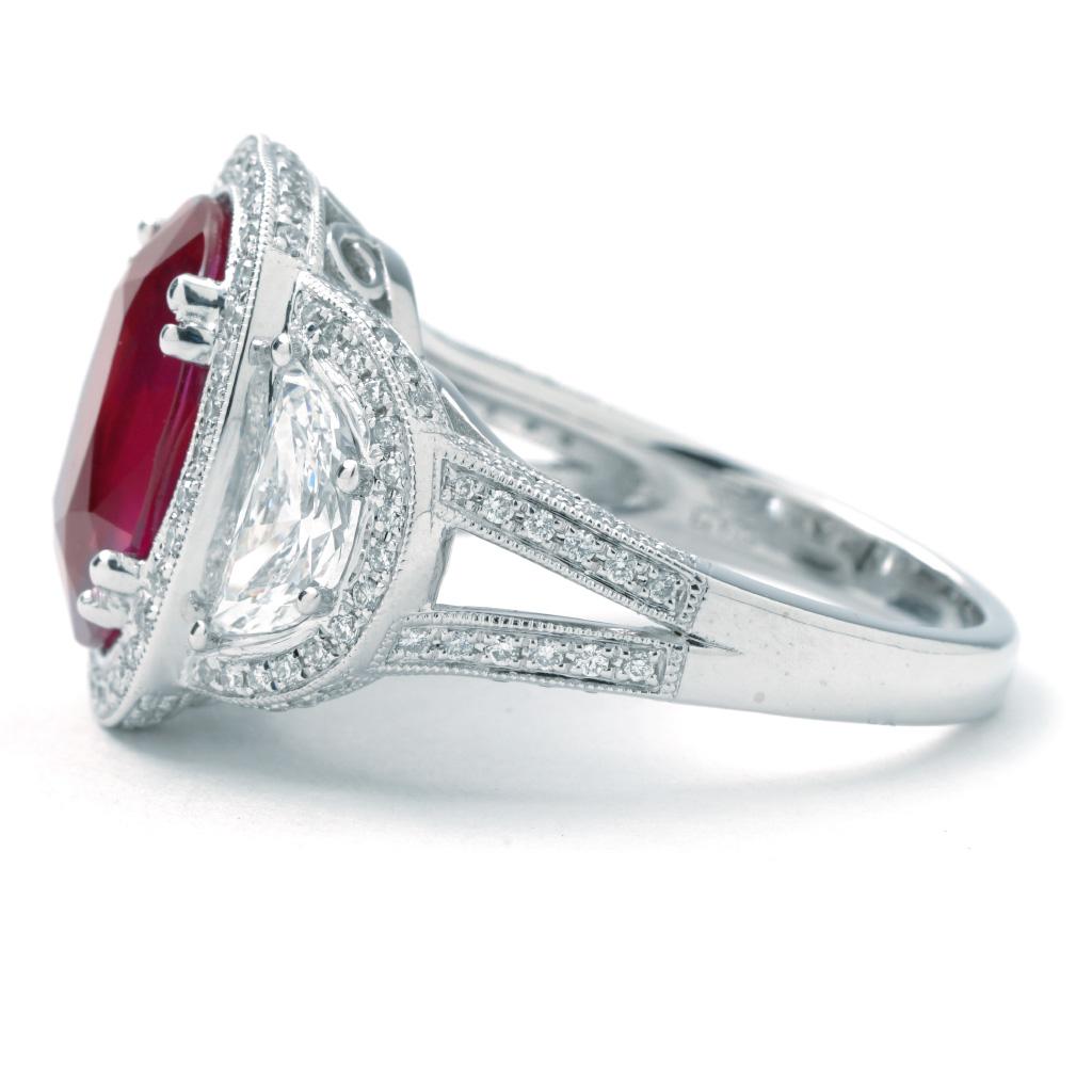 Le Vian Couture: Dreisteiniger Ring mit ovalem Rubin und Halbmond-Diamant 6,40 Karat in der Mitte im Zustand „Hervorragend“ im Angebot in Chicago, IL