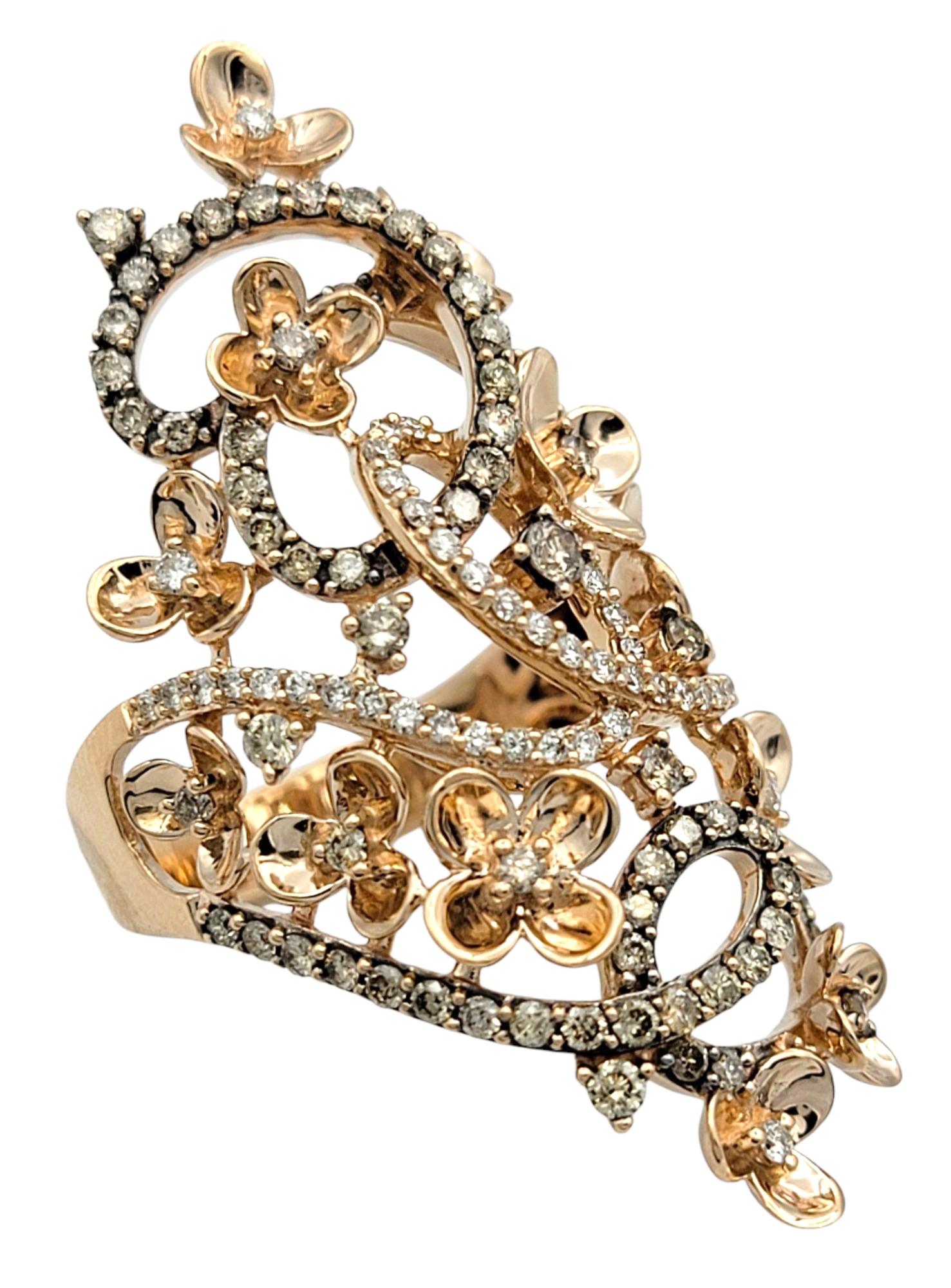 Taille de l'anneau : 7.25

Réalisée en or rose 14 carats, cette bague complexe Le Viane présente un magnifique design ajouré sculpté qui allie courbes romantiques et détails architecturaux. Des diamants ronds de taille brillante dans des tons bruns