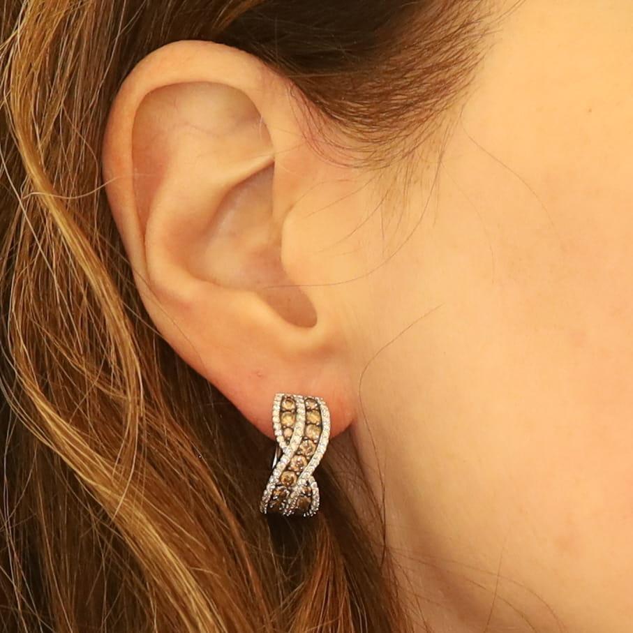 Taille ronde Le Vian - Boucles d'oreilles croisées avec diamants - Or blanc 14k ronds 2.09ctw Pierced en vente