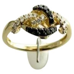 Anello Le Vian Exotics con diamanti Blackberry e diamanti Vanilla incastonati in un'unica cornice.