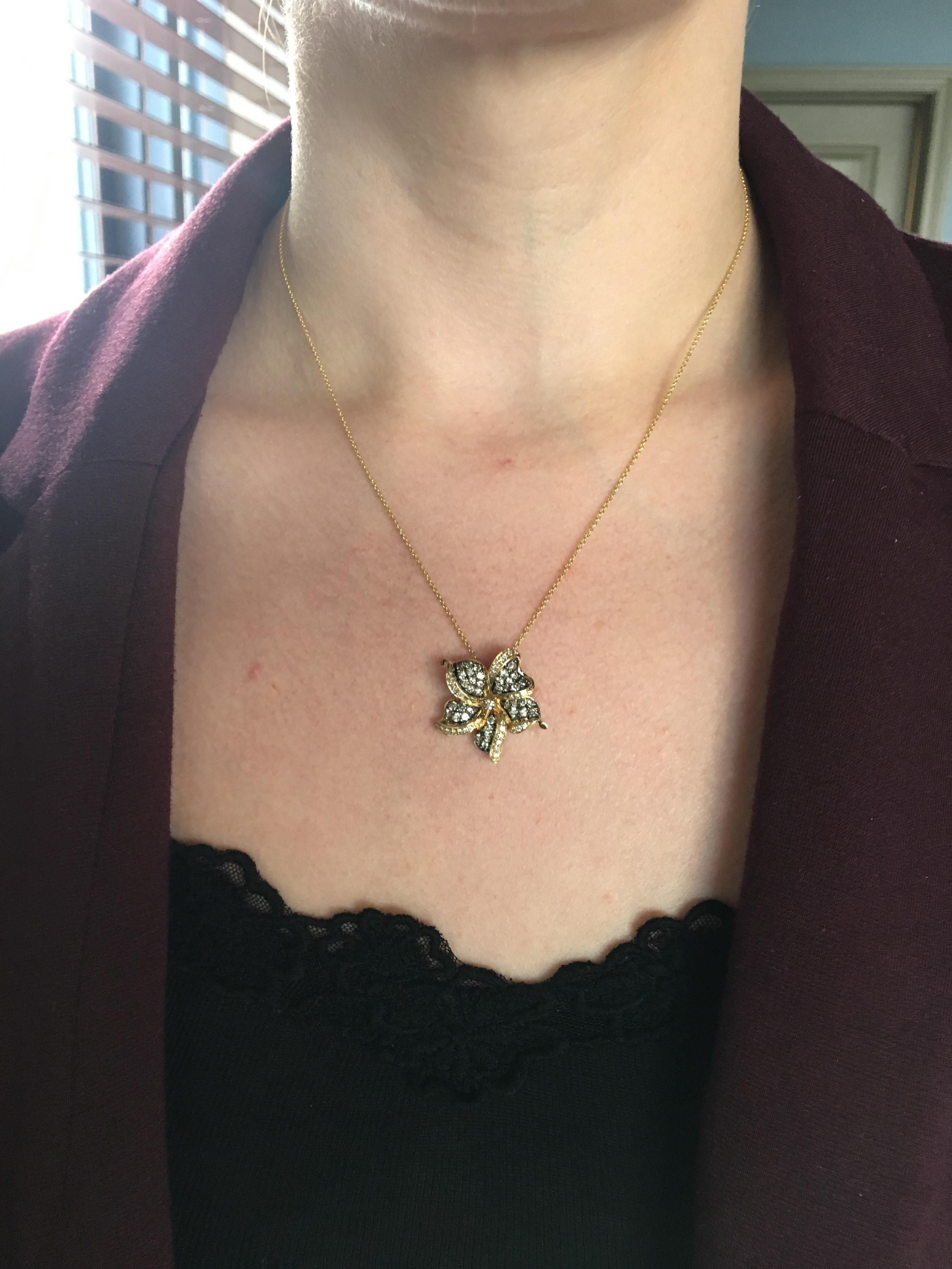 Questo bellissimo pendente a forma di fiore, disegnato da Le Vian, contiene circa 1,50 CTW di diamanti.

Designer: Le Vian
Pietra preziosa: Diamante
Peso in carati dei diamanti: Circa 1.50CTW
Taglio del diamante: 70 Brillante rotondo 
Colore: 39