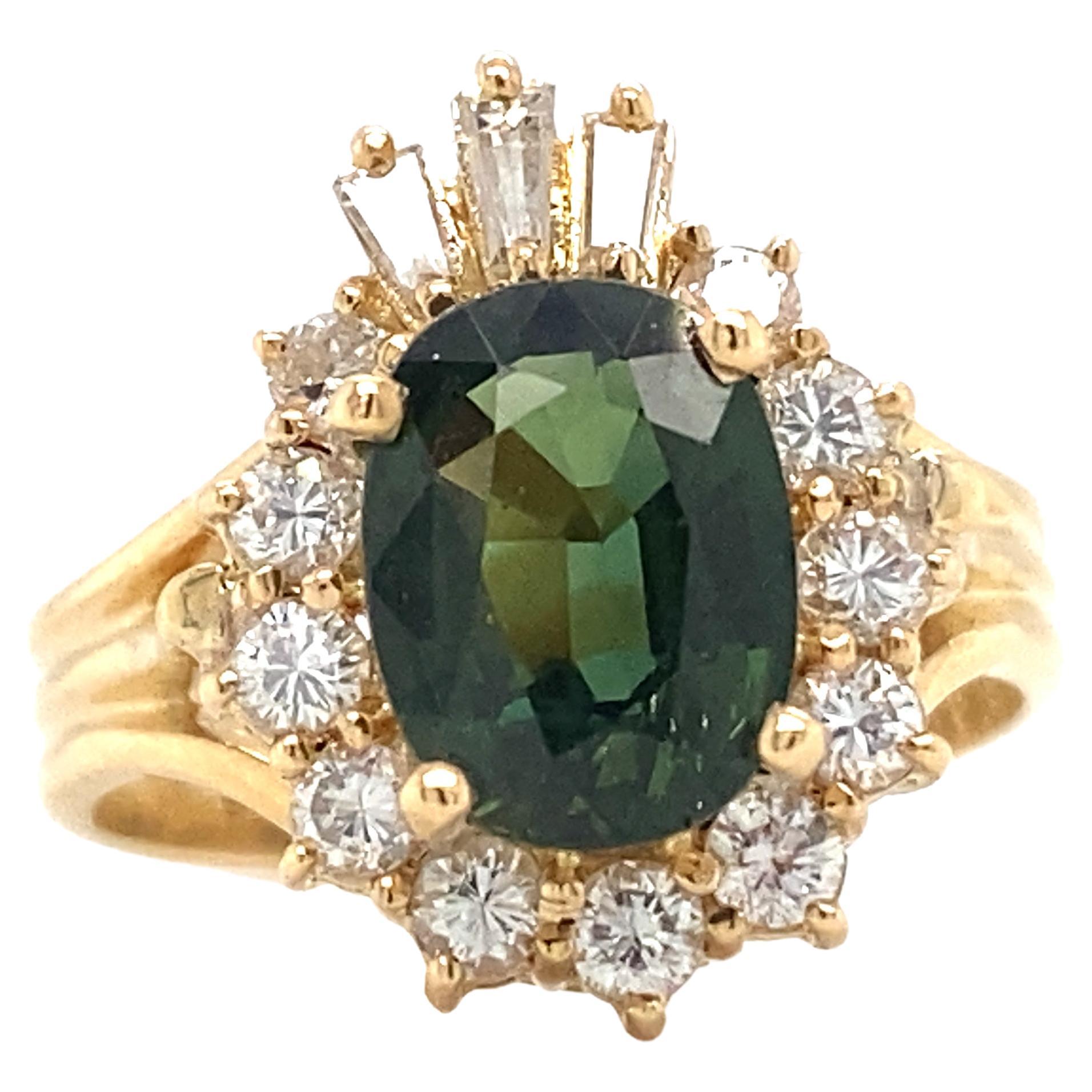 Détails de l'article : Cette bague unique de Le Vian est ornée d'un saphir vert et de diamants. La couleur éclatante du saphir vert s'harmonise parfaitement avec les diamants étincelants et l'or jaune. Tous les diamants et saphirs sont sertis. Les