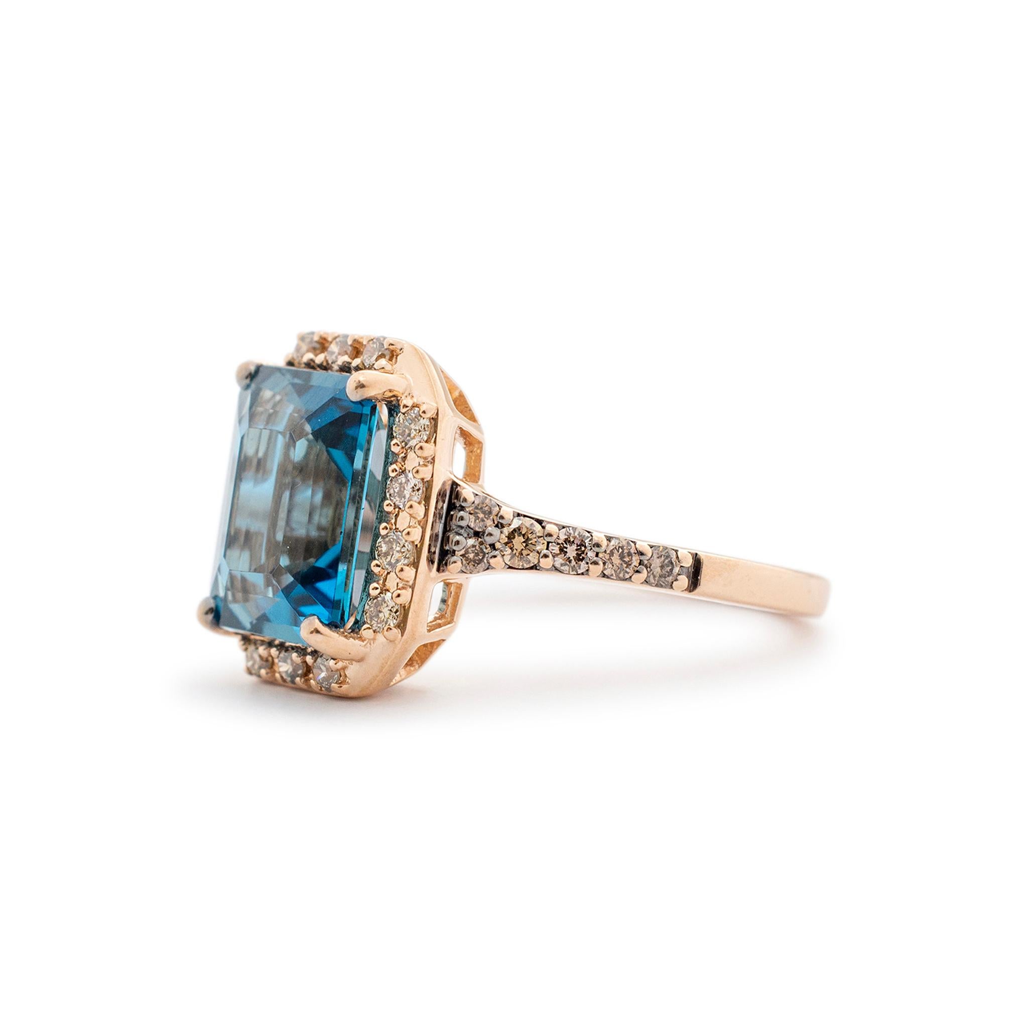 Marke: Le Vian

Geschlecht: Damen

Metall Typ: 14K Rose Gold

Ringgröße: 7

Maximale Breite des Schaftes: 1.85 mm

Abmessungen Kopf: 13,35 mm x 11,65 mm

Gewicht: 4.77 Gramm

Damen 14K Rose Gold Diamant und blauer Topas Halo-Cocktail-Ring mit einem