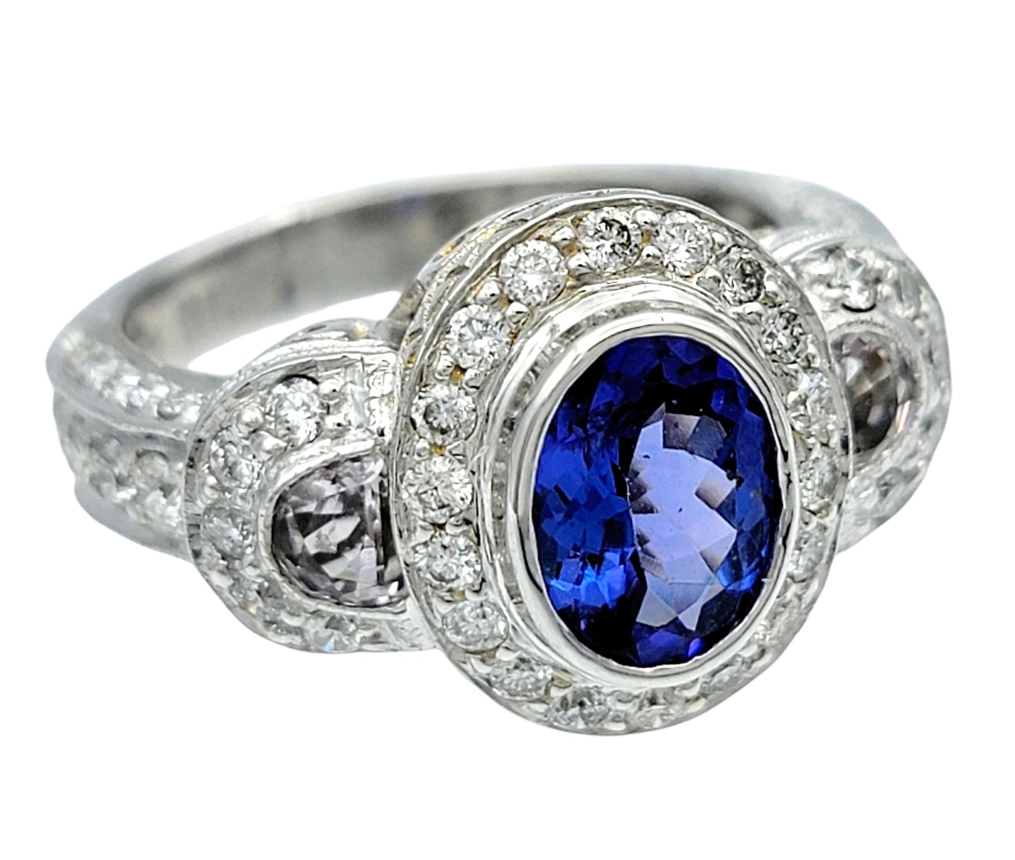 Contemporaneo Anello a tre pietre con tanzanite e diamanti taglio ovale di Le Vian in oro bianco 14 carati in vendita