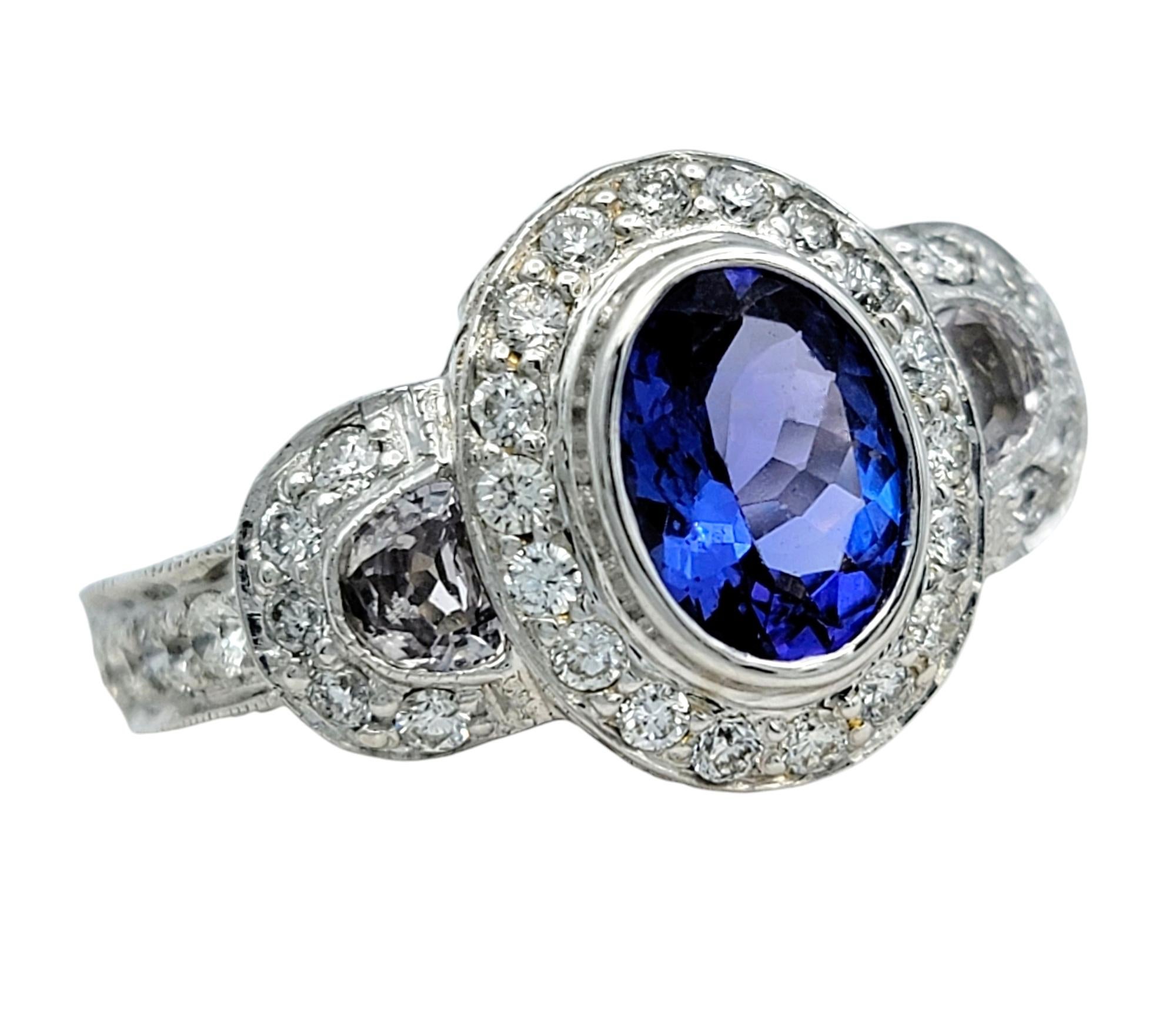 Taglio ovale Anello a tre pietre con tanzanite e diamanti taglio ovale di Le Vian in oro bianco 14 carati in vendita