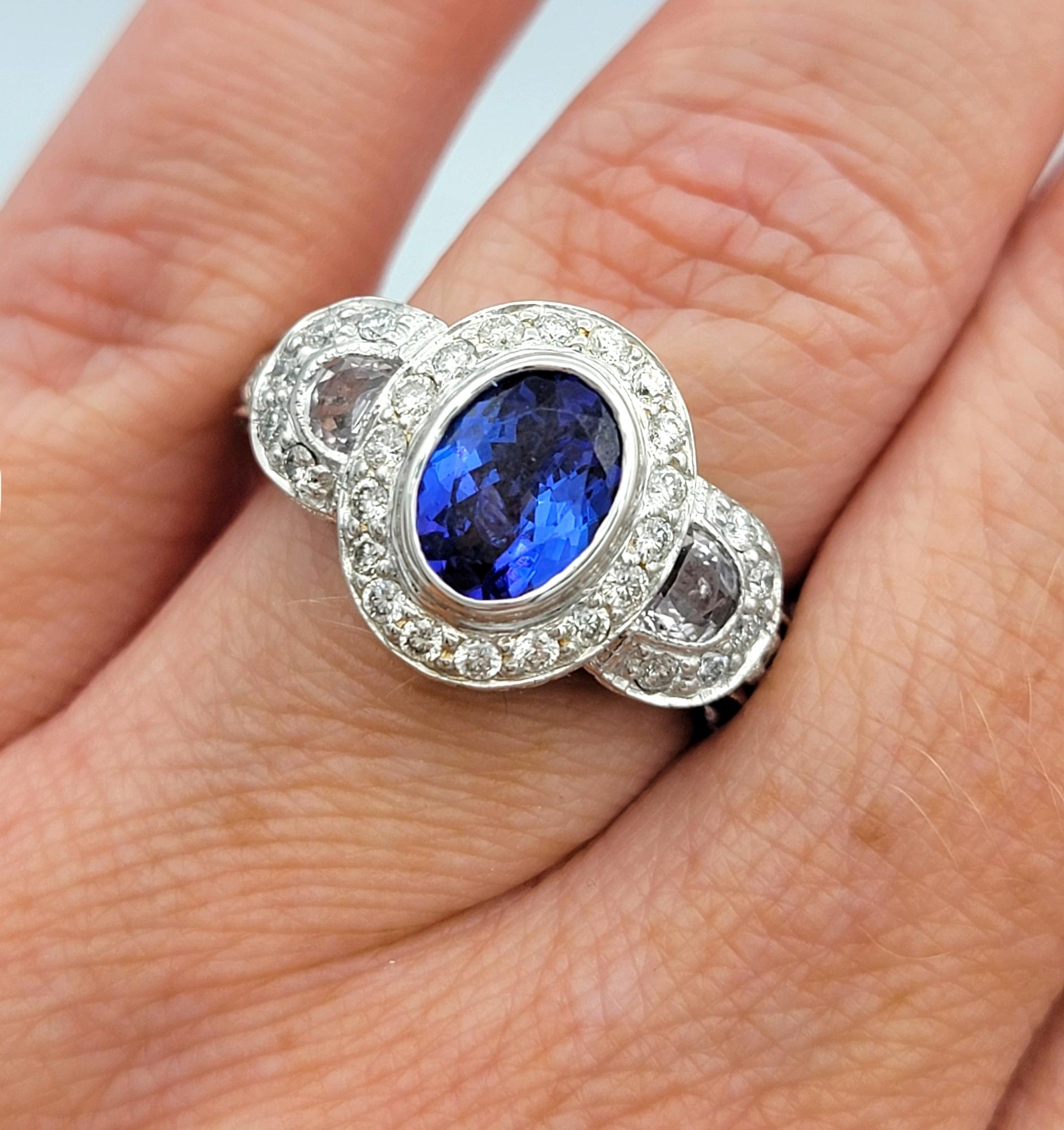 Anello a tre pietre con tanzanite e diamanti taglio ovale di Le Vian in oro bianco 14 carati in vendita 3